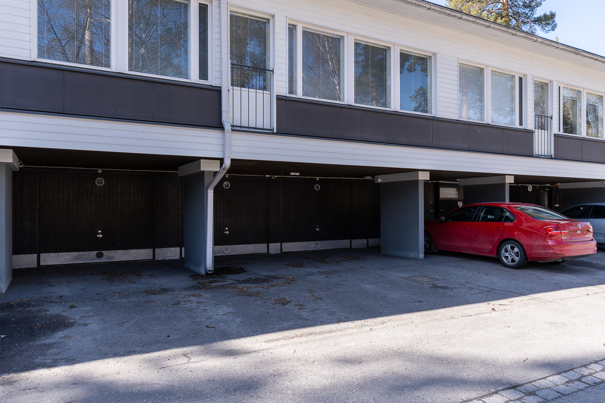 Huoneistolle kuuluva ja vuokraan sisältyvä oma autotalli