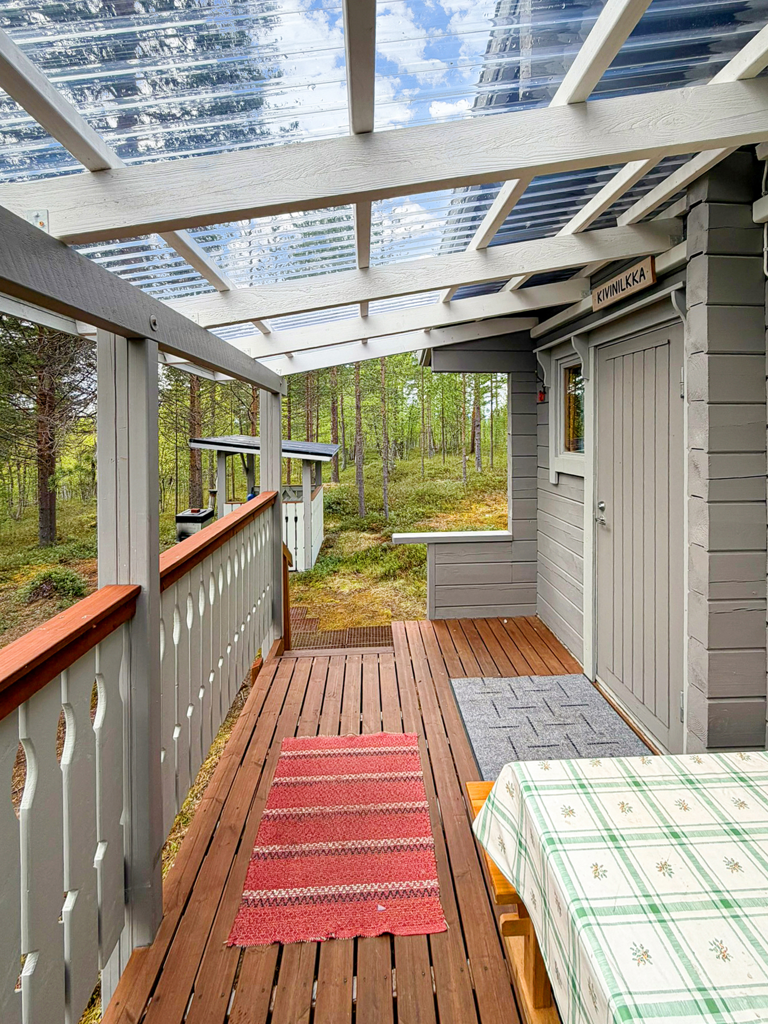Päämökin katettu terassi