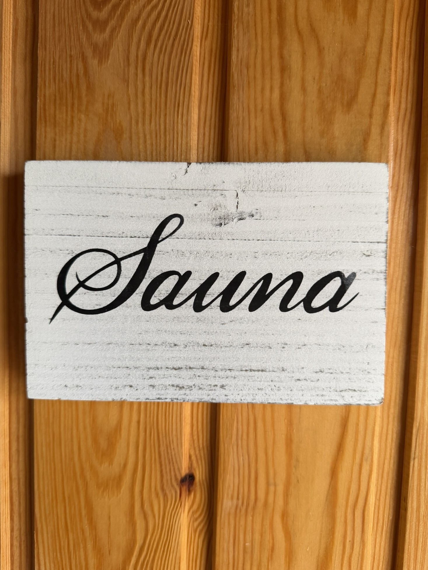 Eteisestä/pukuhuoneesta kulku saunaan