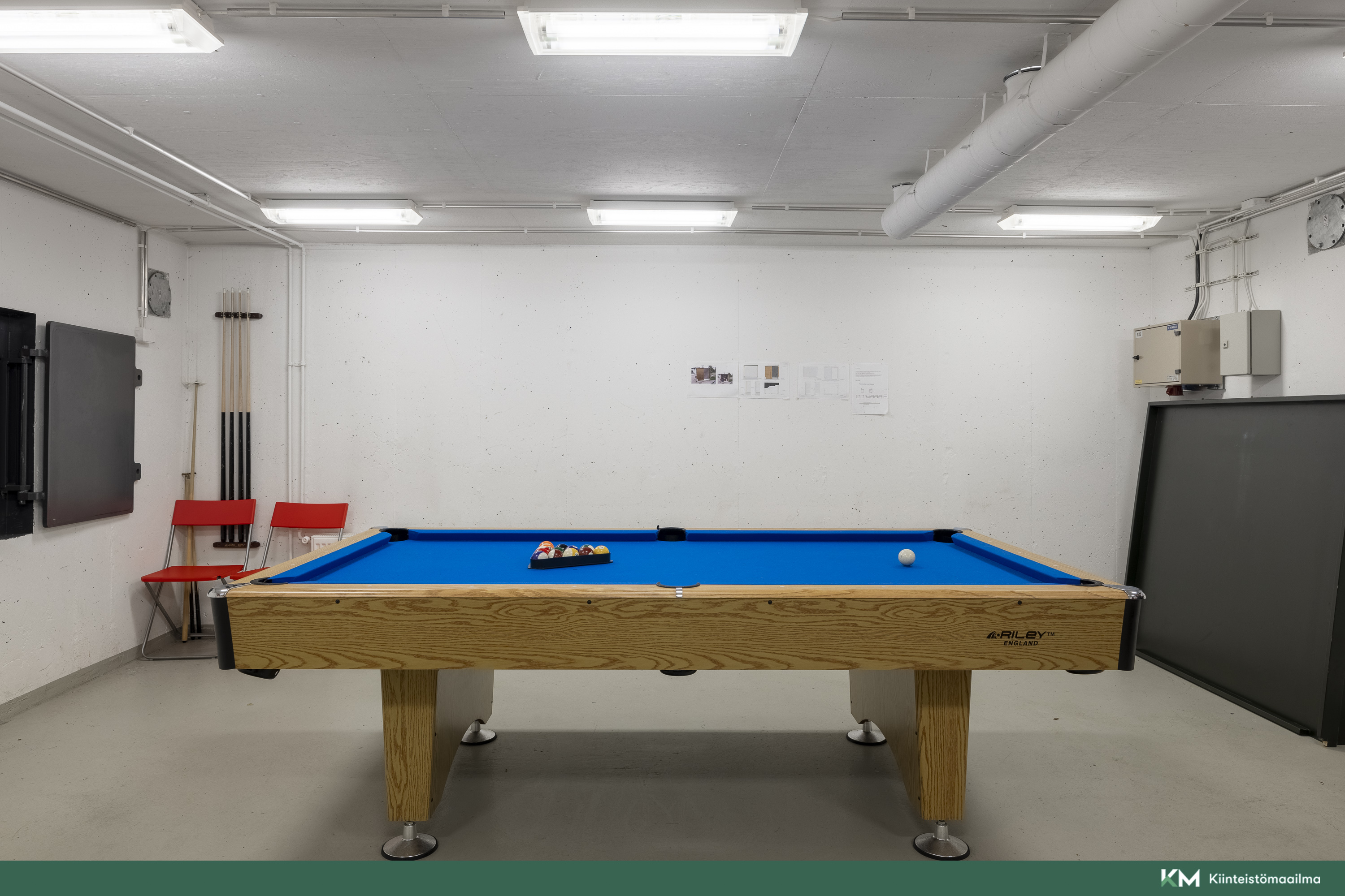 Taloyhtiön vss tiloissa biljardia ja pöytätennista