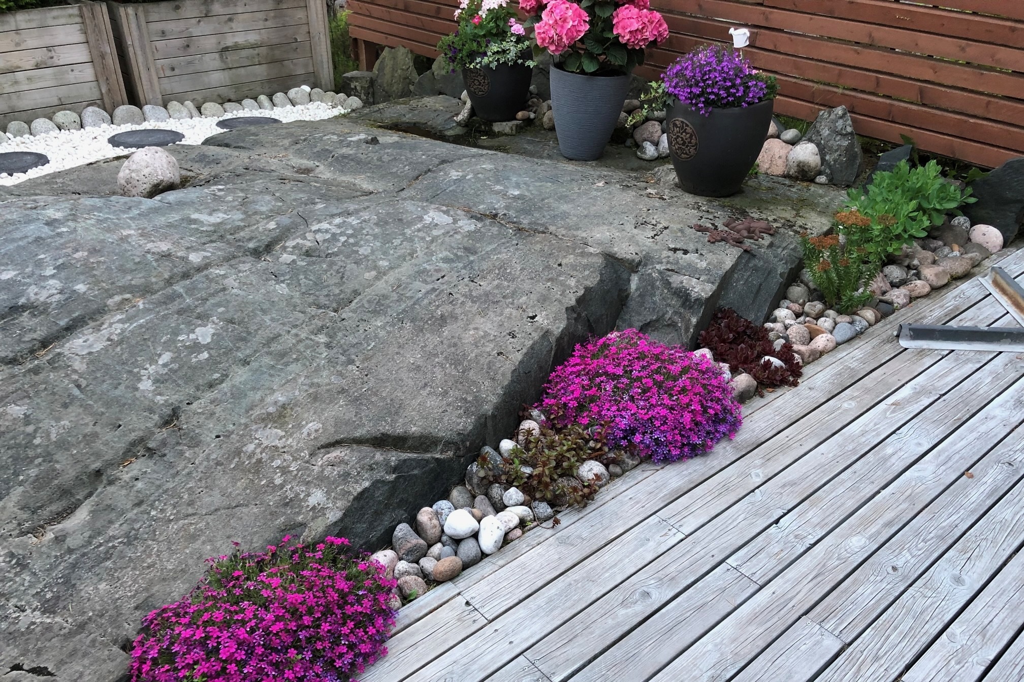 Pihalla kaunis luonnonkallio