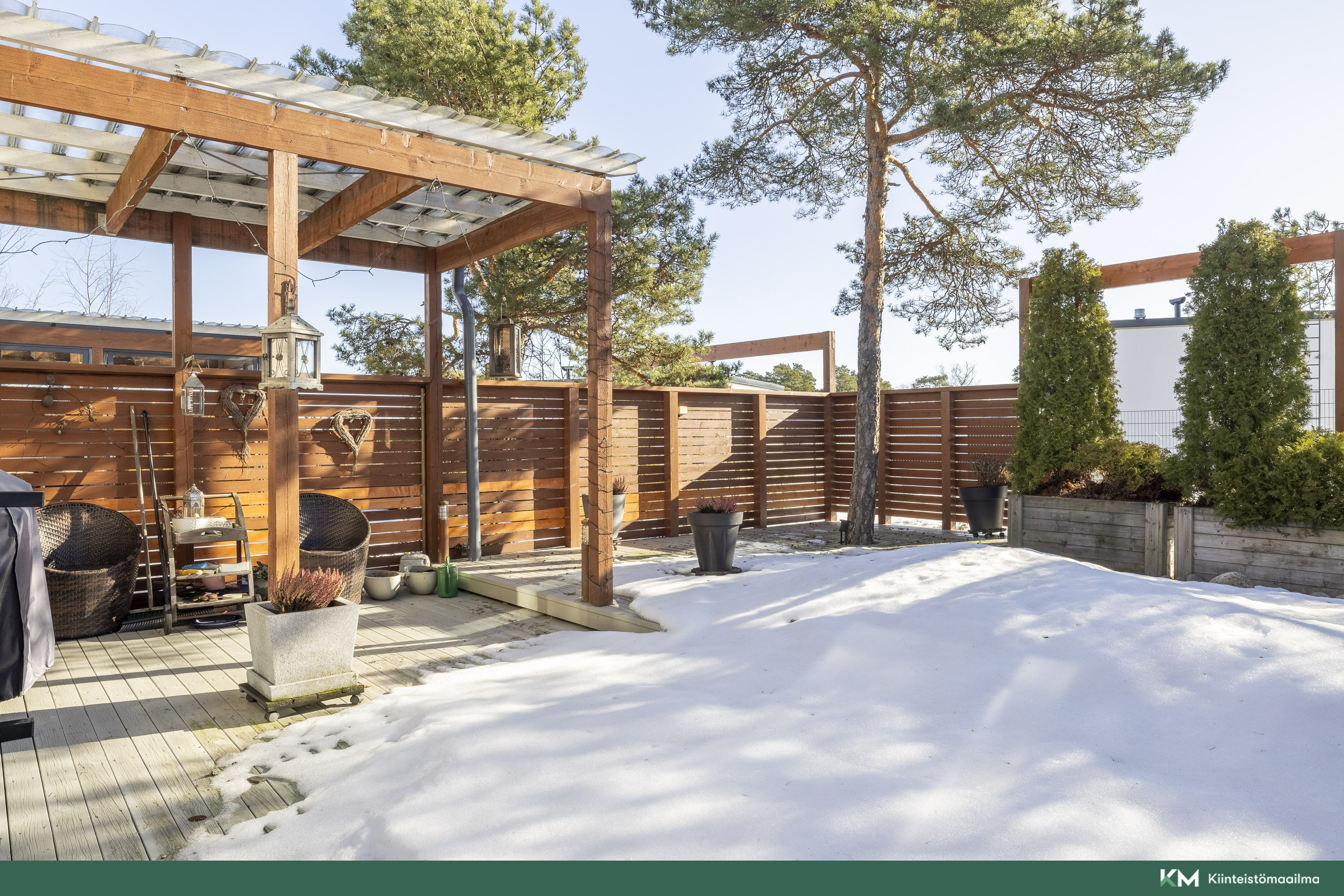 Tilava aidattu terassipiha etelään