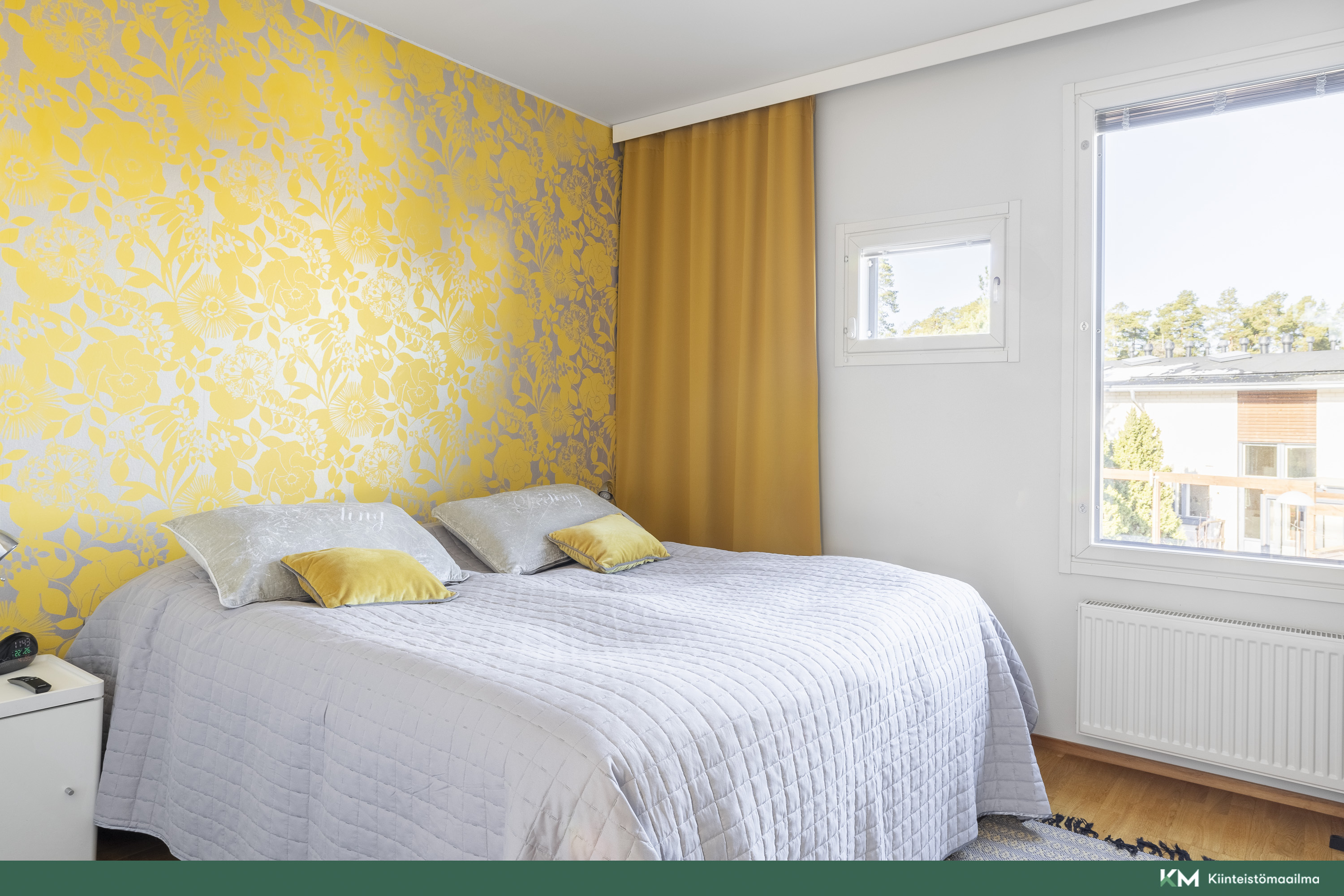 Isompi makuuhuone yläkerrassa