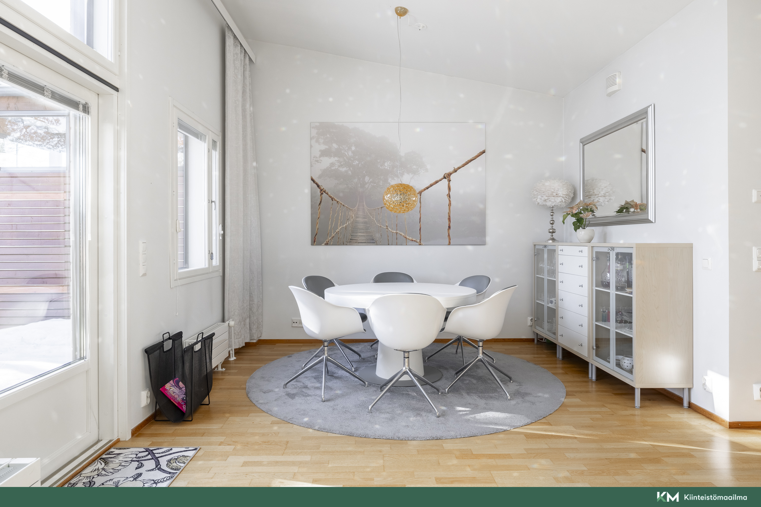 Tilava ruokailutila tai kirjasto, jonka voi helposti muuttaa erilliseksi huoneeksi tarpeen mukaan.