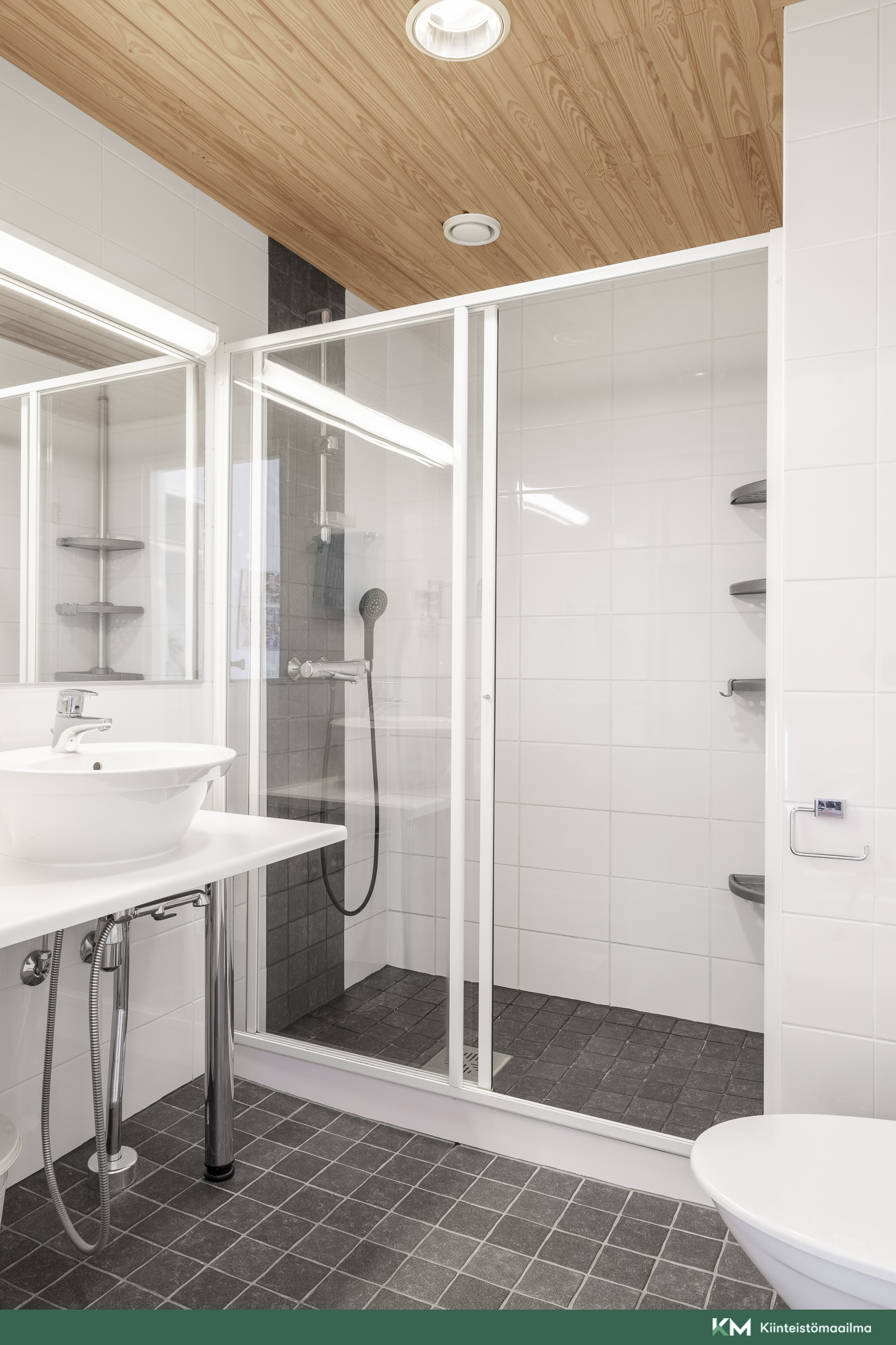 yläkerran kylpyhuone