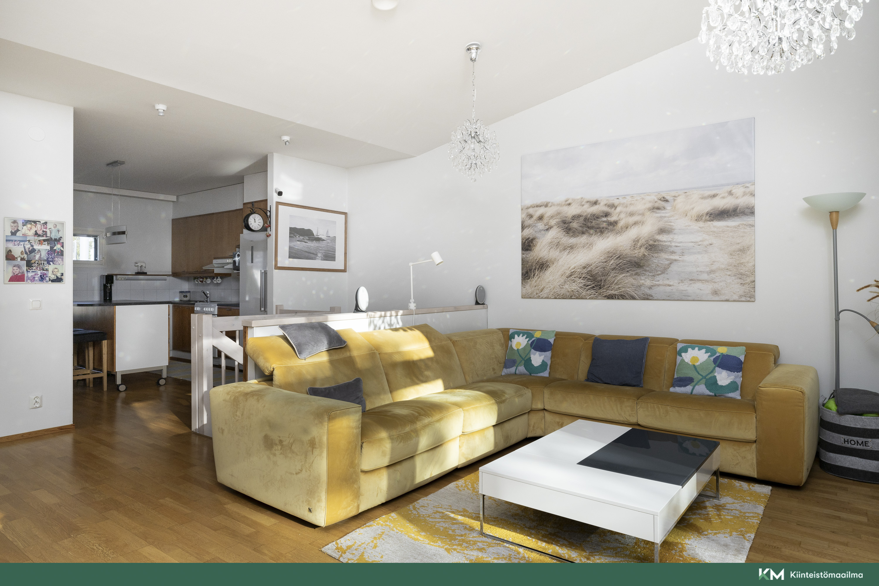 Keittiö yhdistyy sujuvasti olohuoneeseen