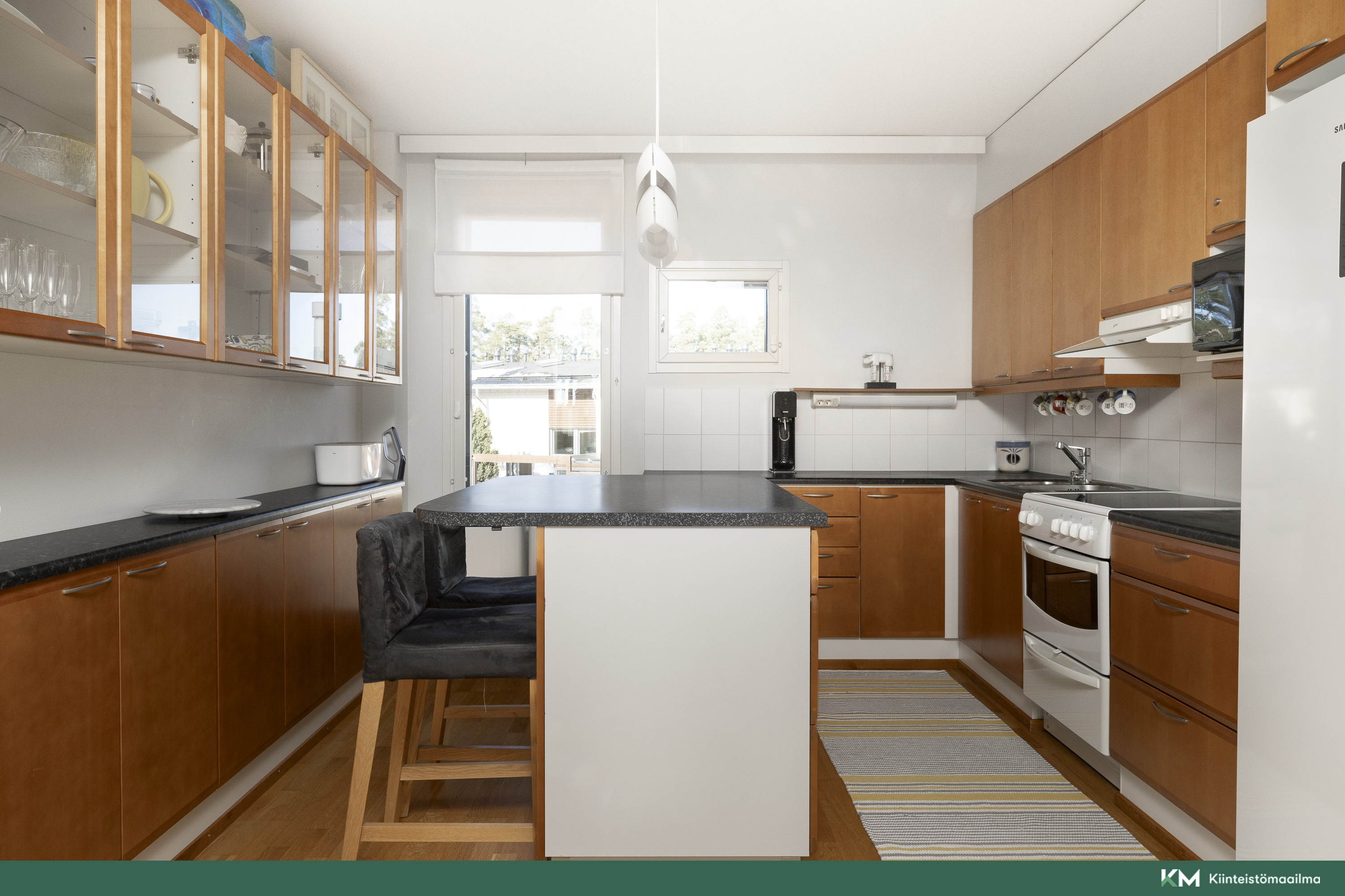 Keittiössä paljon kaappi ja laskutilaa