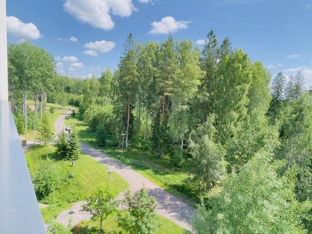 Puistonäkymät parvekkeelta