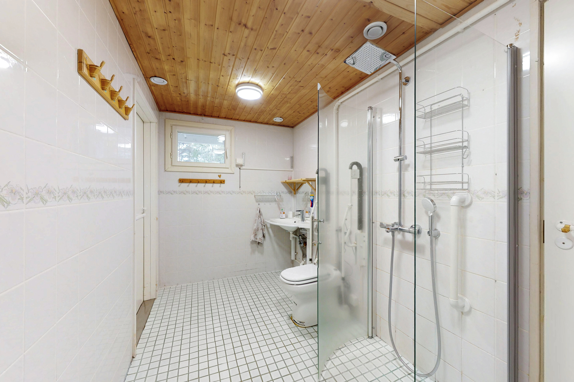 Kph/wc/sauna, josta myös ovi kolmannen makuuhuoneen käytävään.