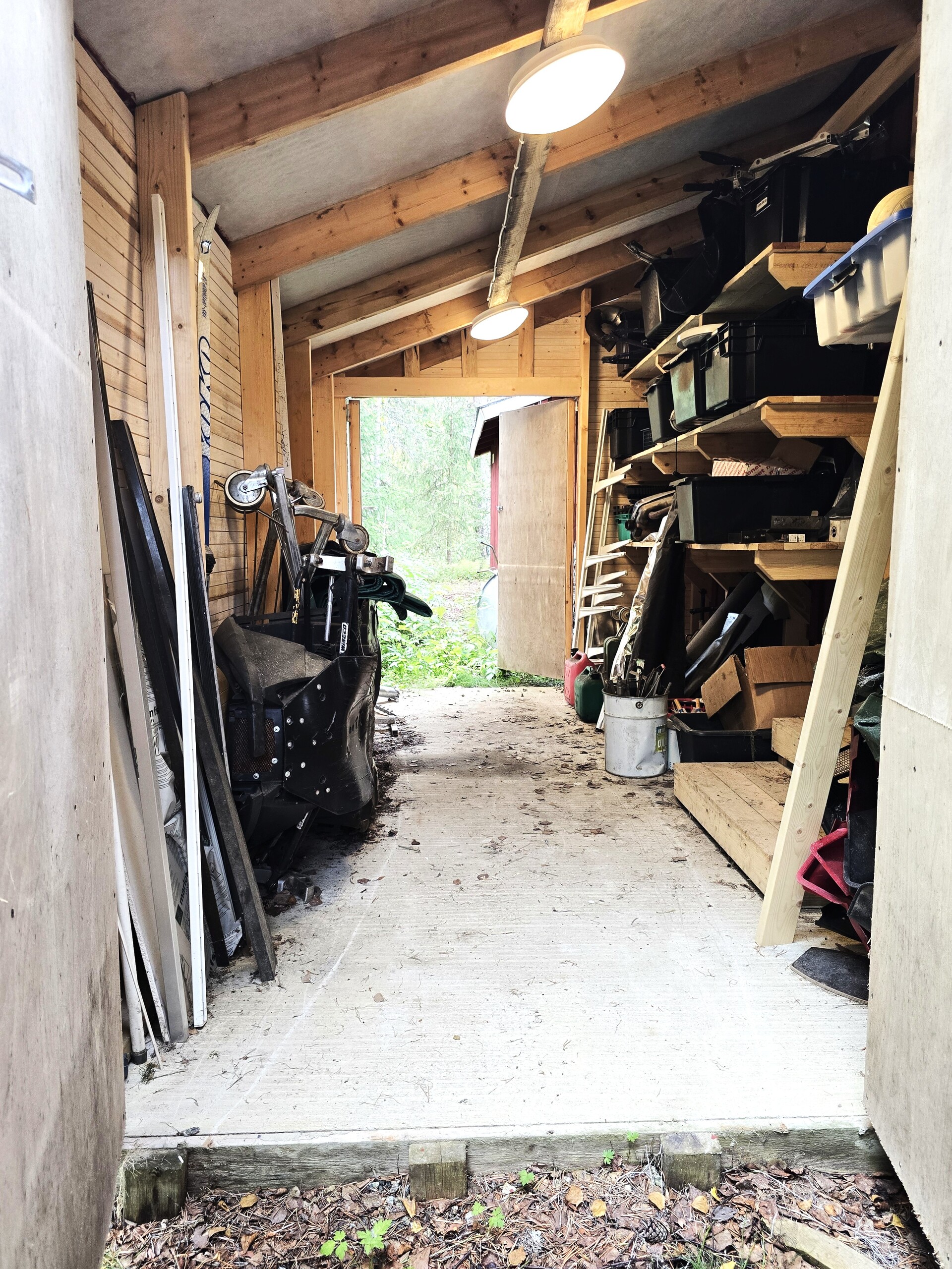 Läpiajettava kelkkatalli/varasto