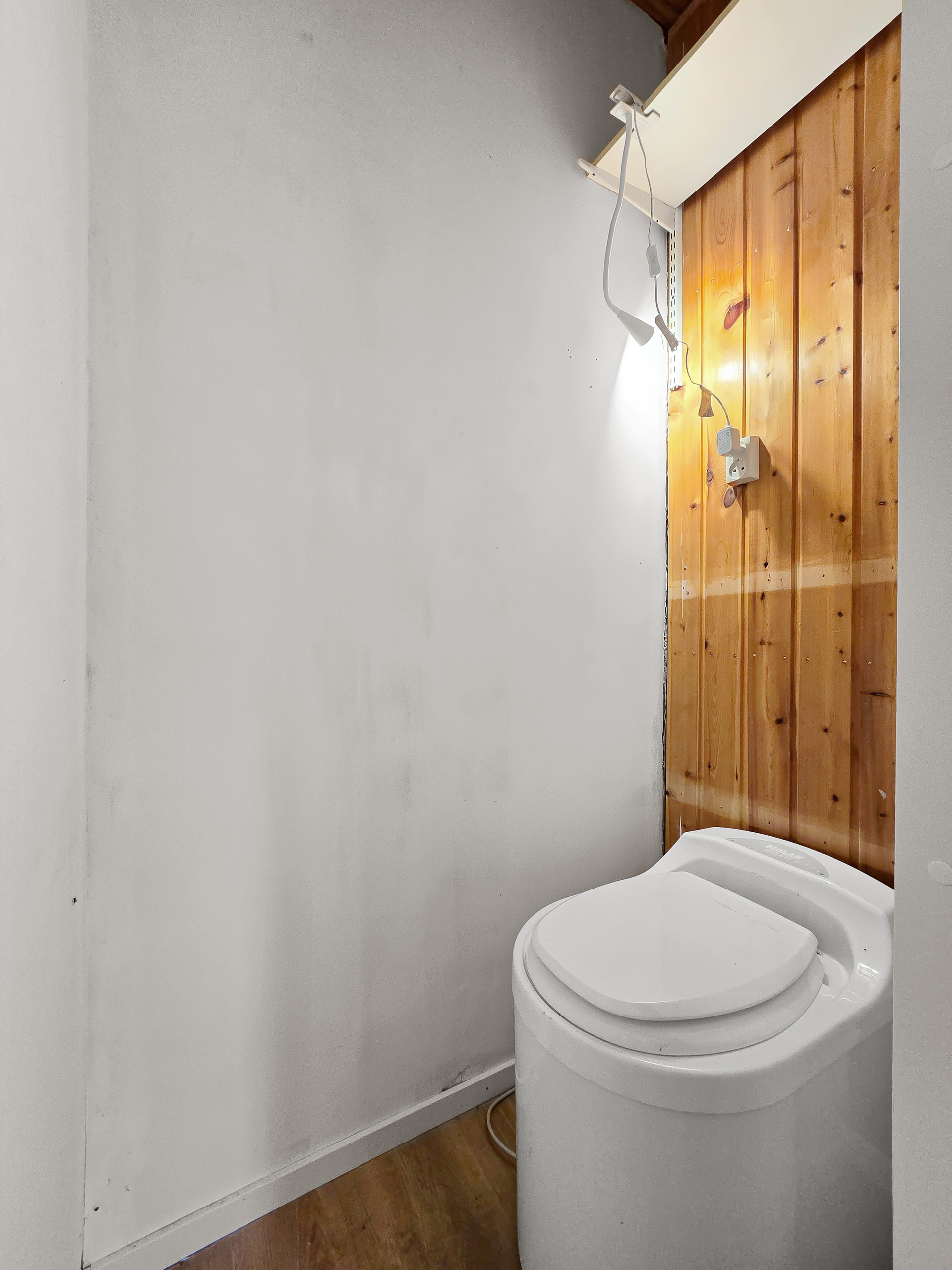 Vierashuoneen pakastava wc.