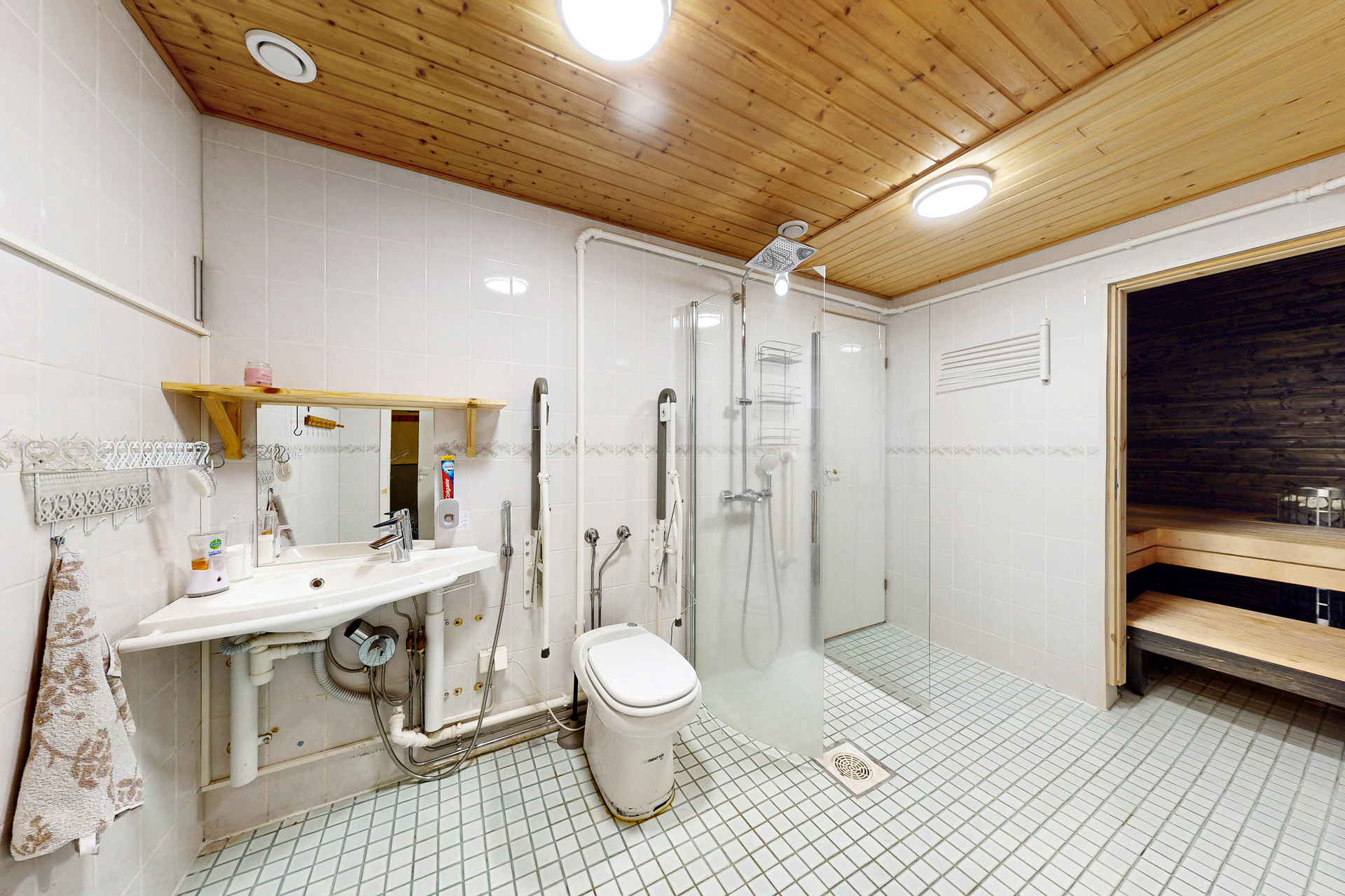 Esteetön kph/wc, sauna.