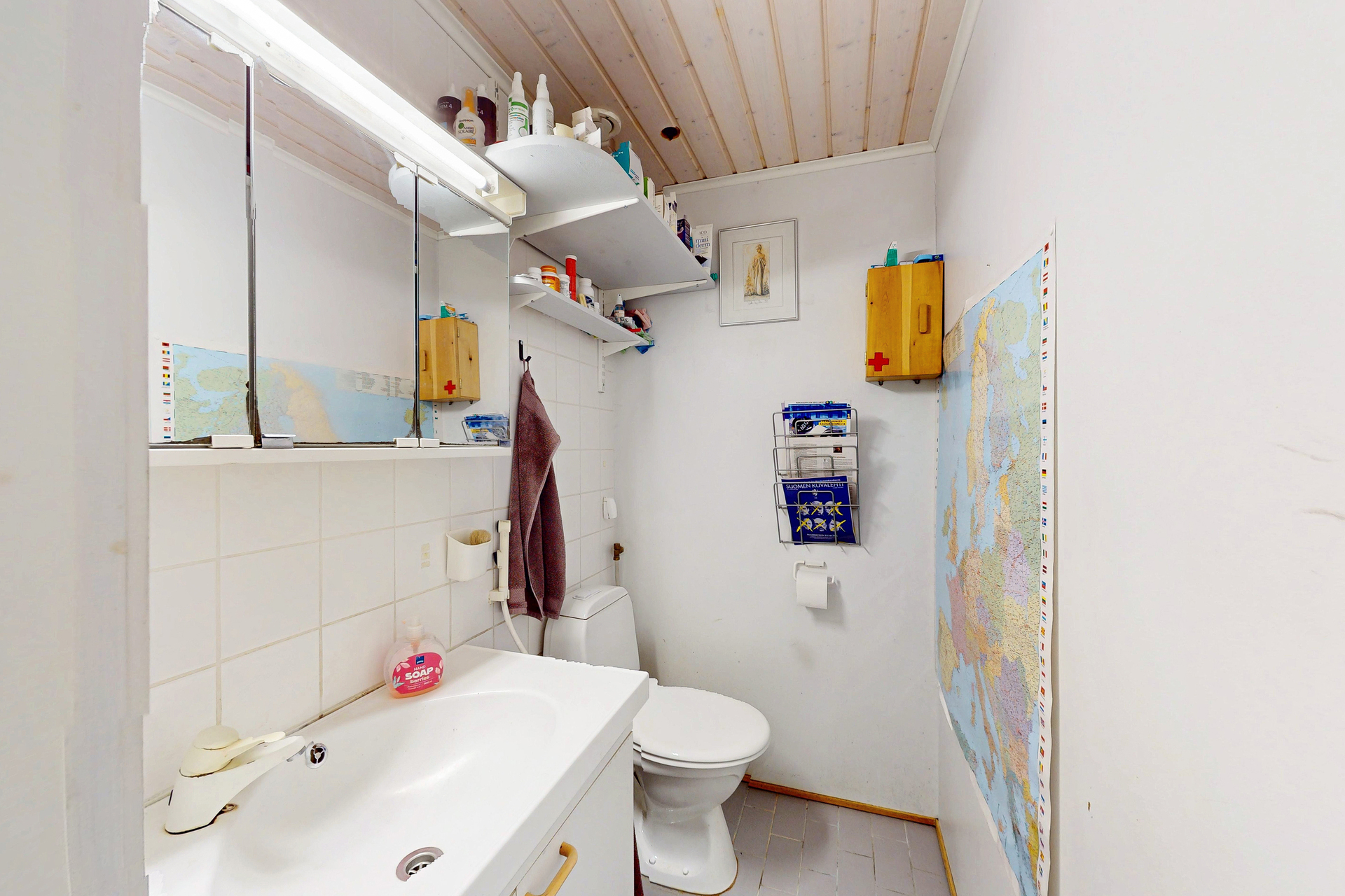 Makuuhuone 3 ja työtilan välissä erillinen wc.