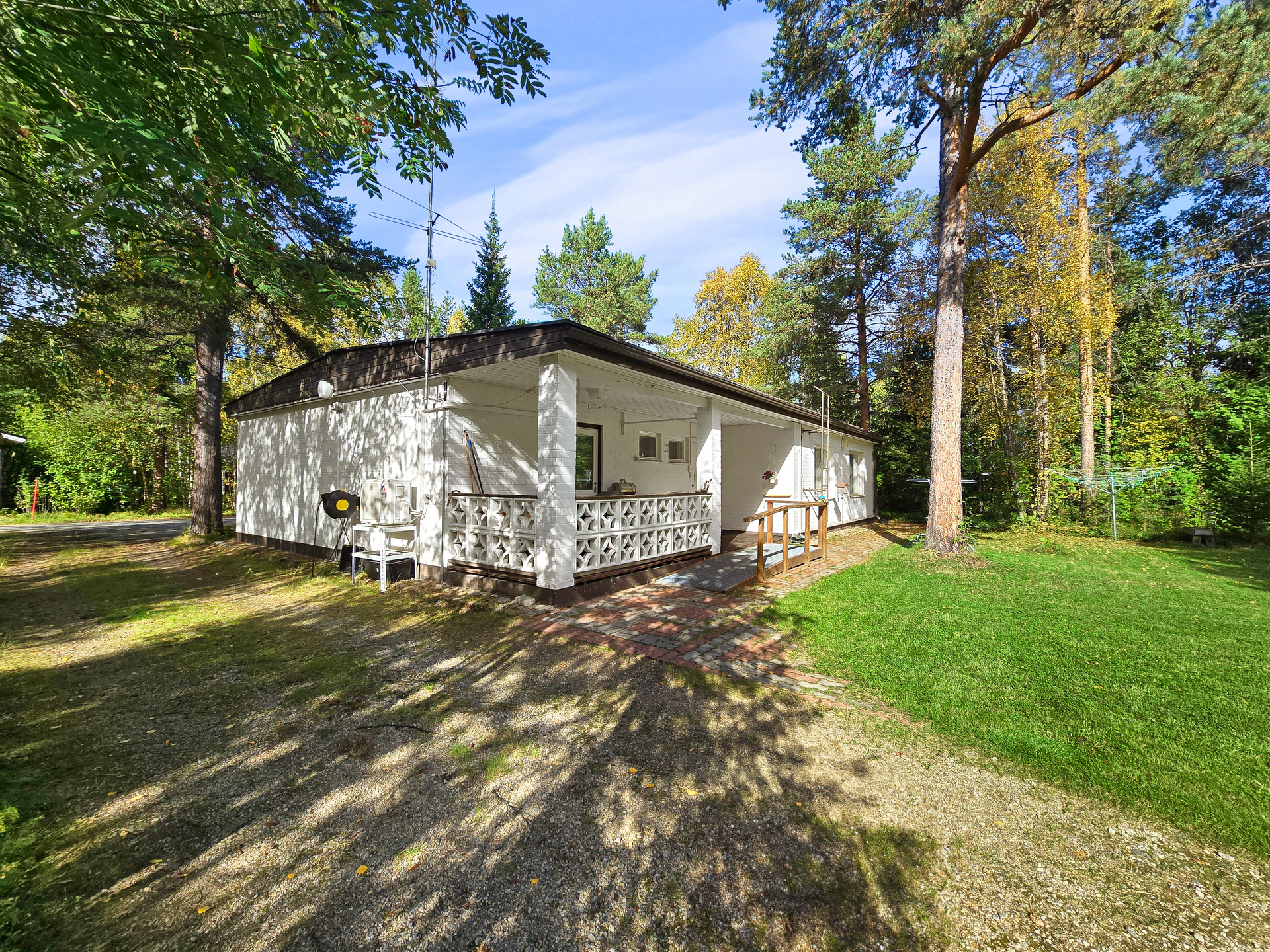 Kulku kotiin on suojaisan sisäpihan puolella.