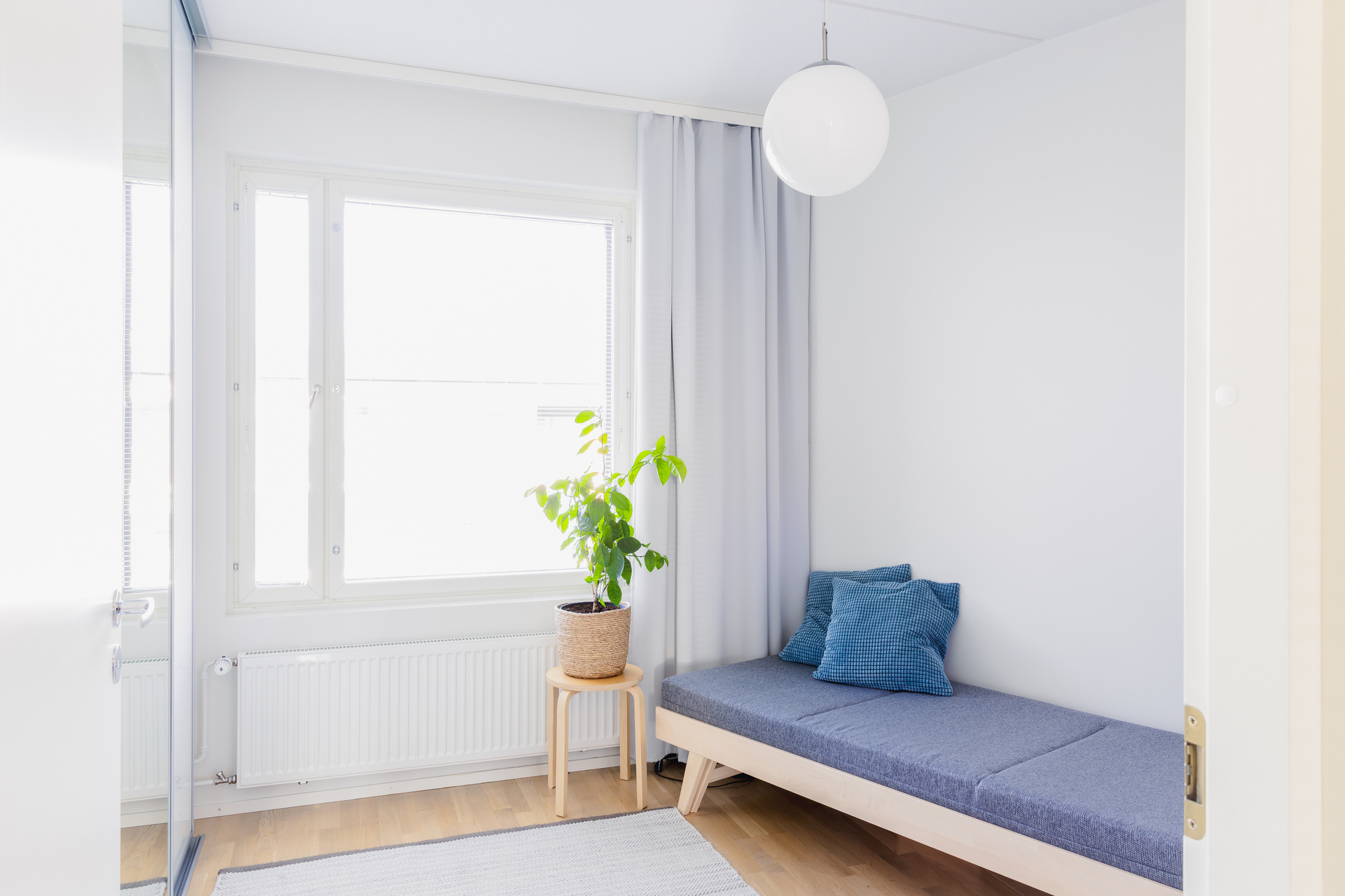 Pienemmässä huoneessa koko seinällinen kaappitilaa