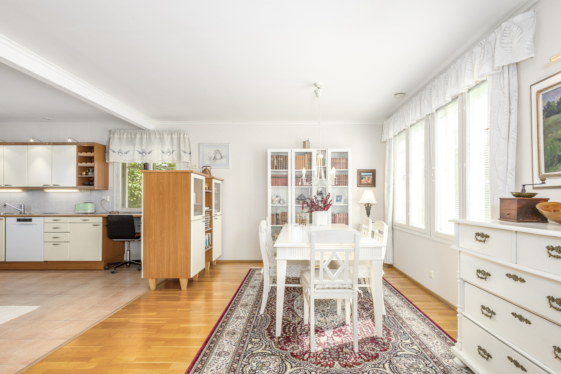 ruokailutilasta yhteys keittiöön