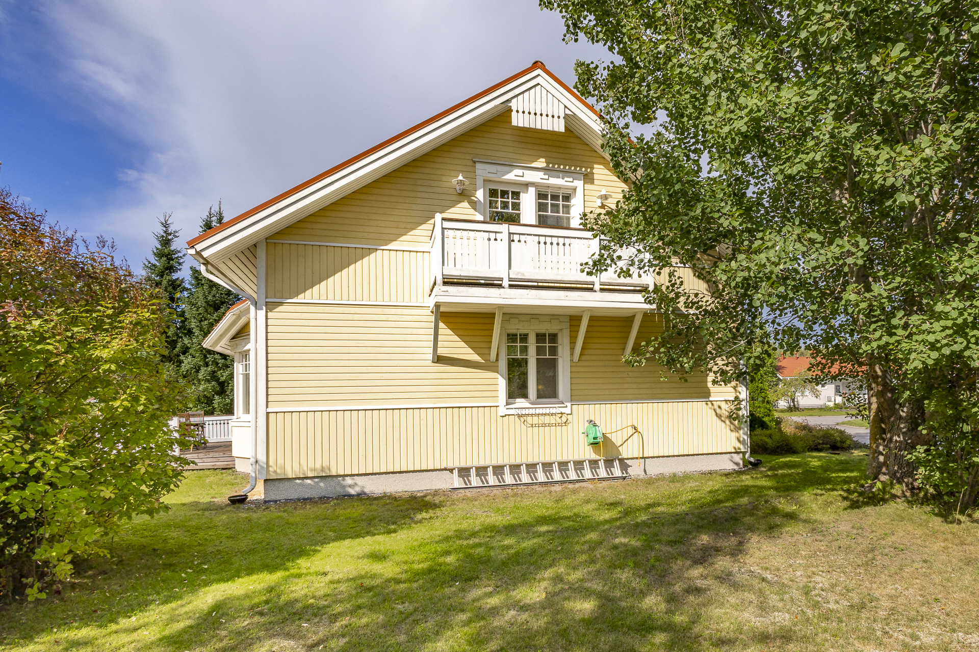 parvekkeen puoleinen pääty