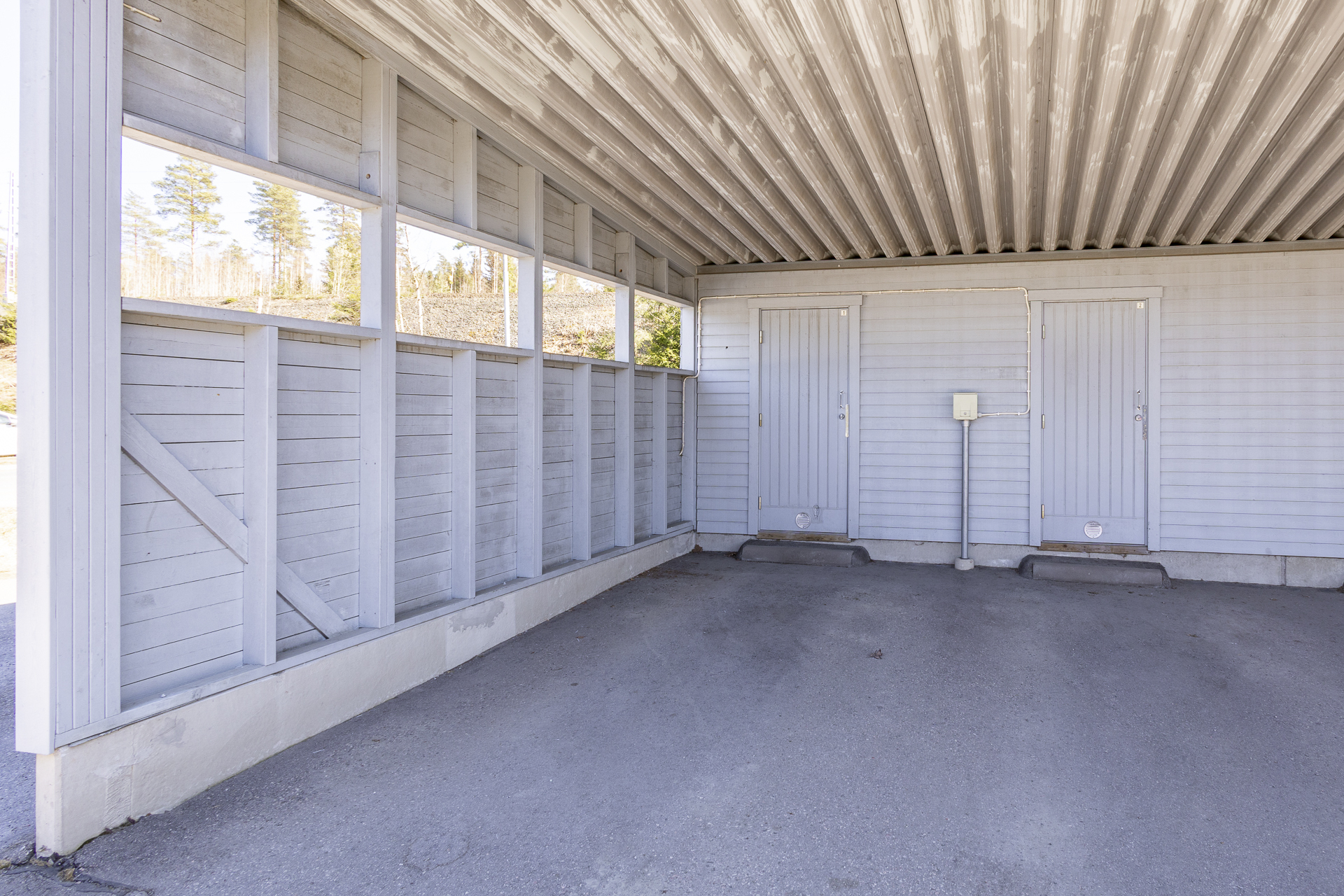 Oma autokatospaikka ja varasto