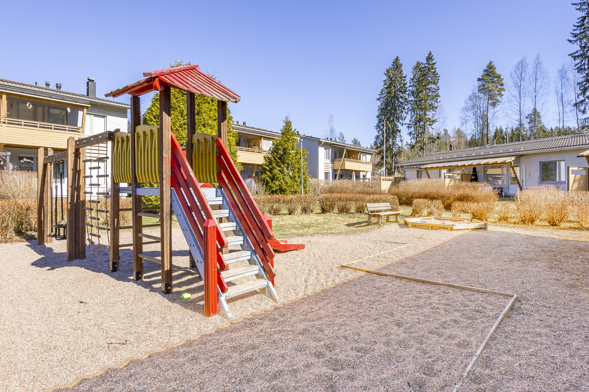 Taloyhtiön suojaisa sisäpiha ja leikkipaikka