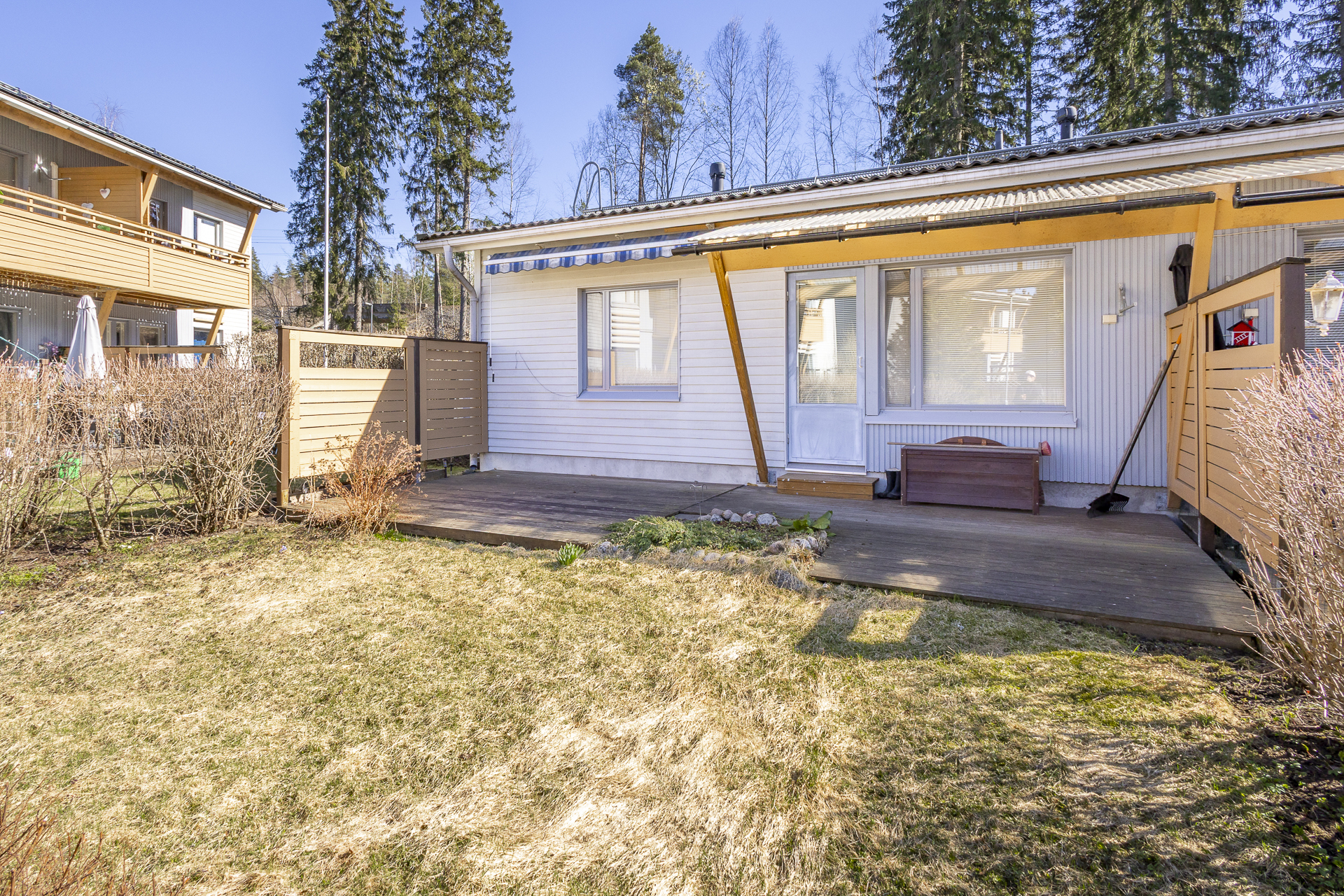 Terassilla valokate ja markiisi