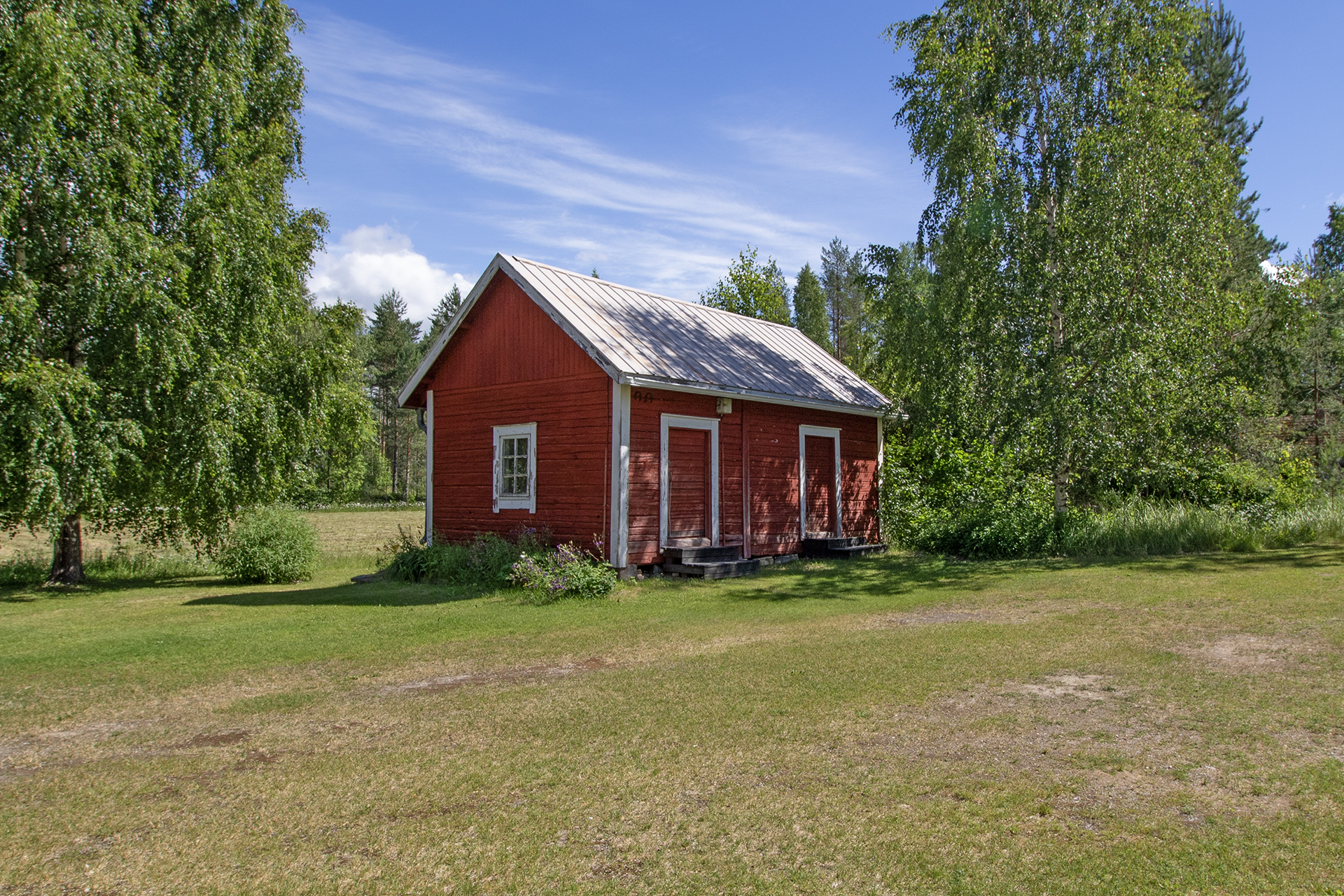 Hirsirunkoinen aittarakennus.