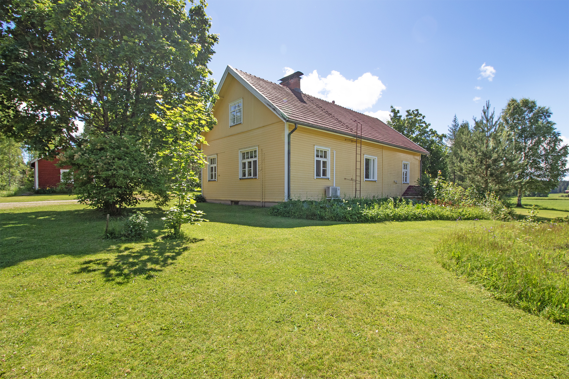 Päärakennus takapihalta.