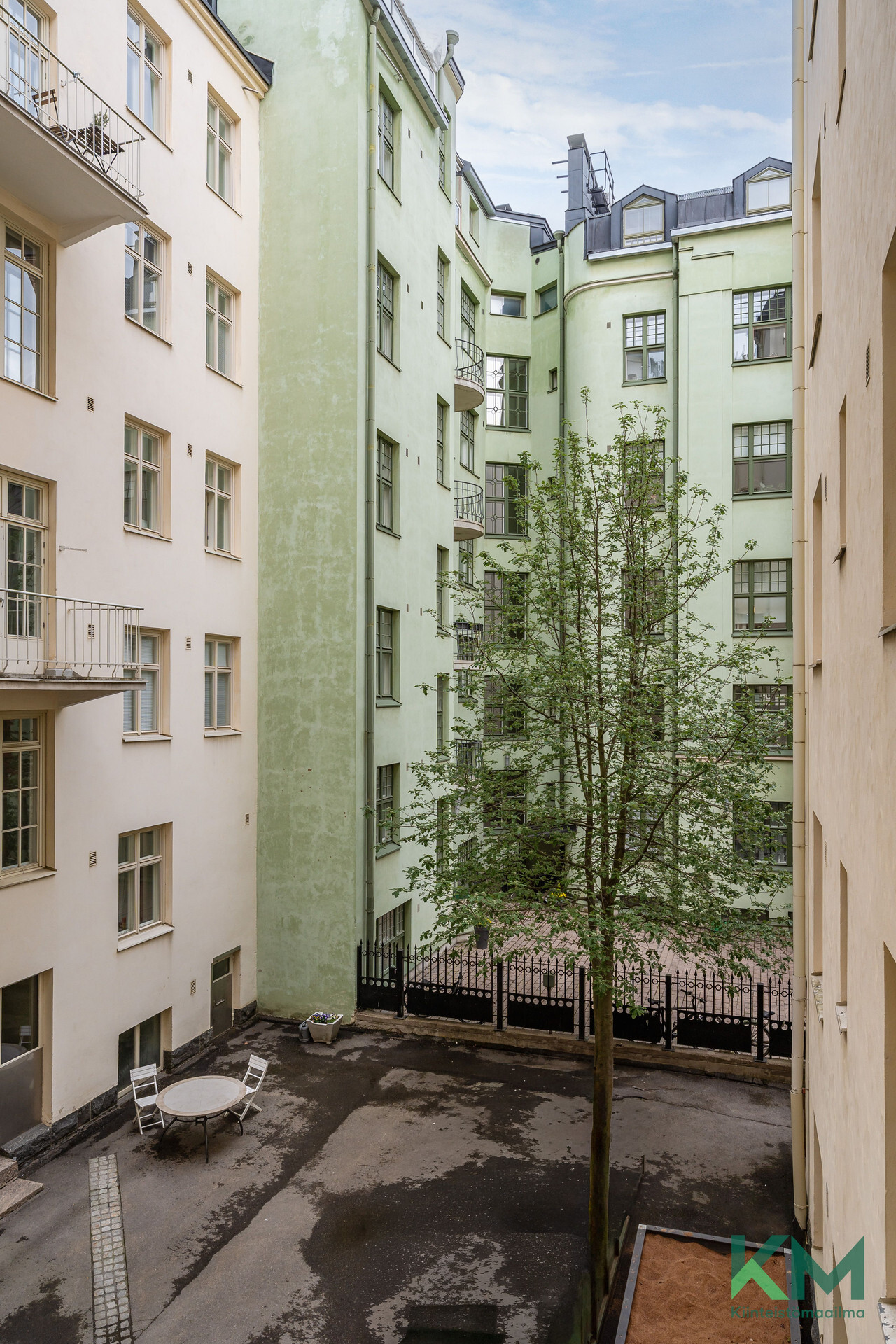 Näkymä makuuhuoneen ikkunasta yhtiön sisäpihalle