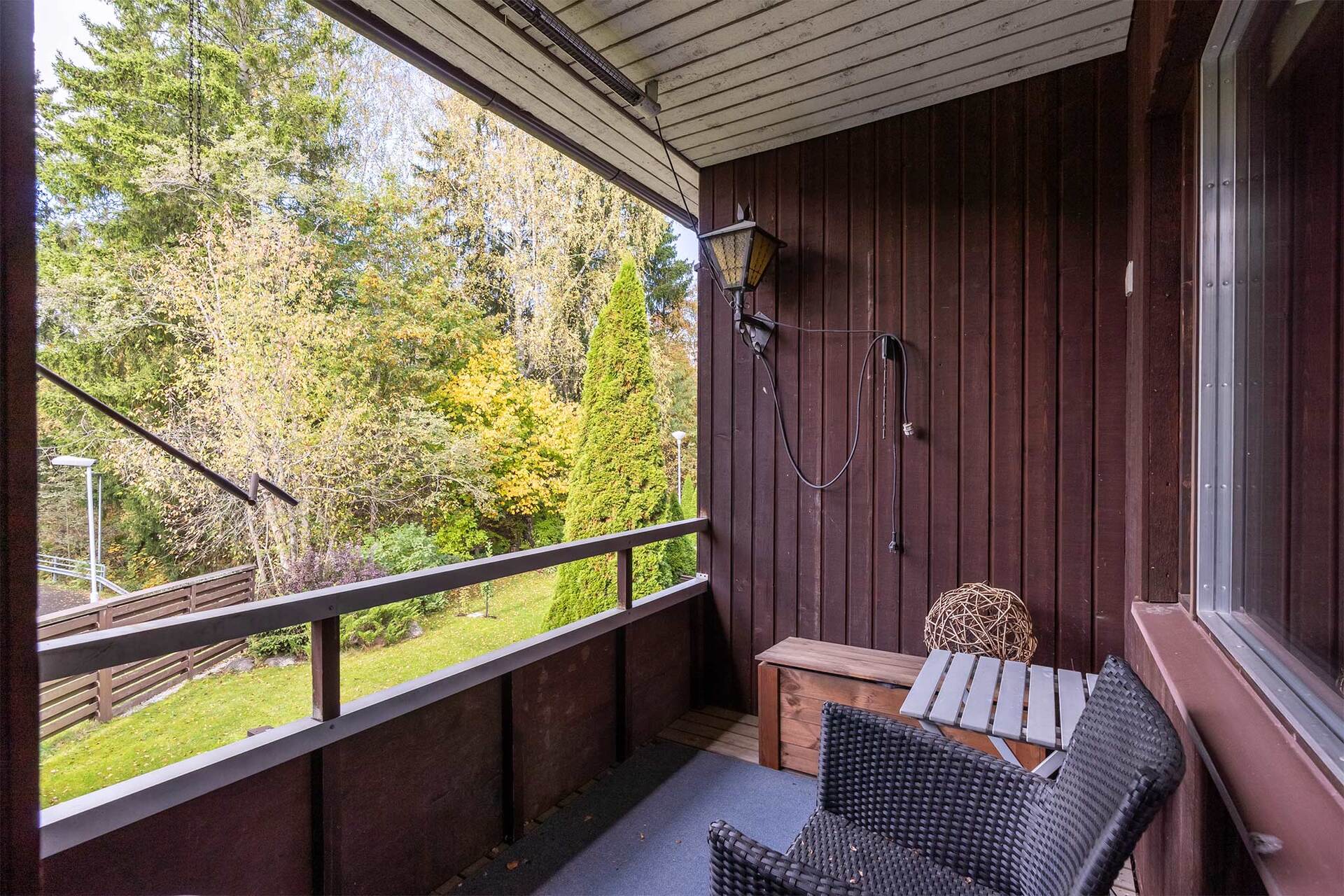 Parvekkeelta on näkymät takapihan suuntaan