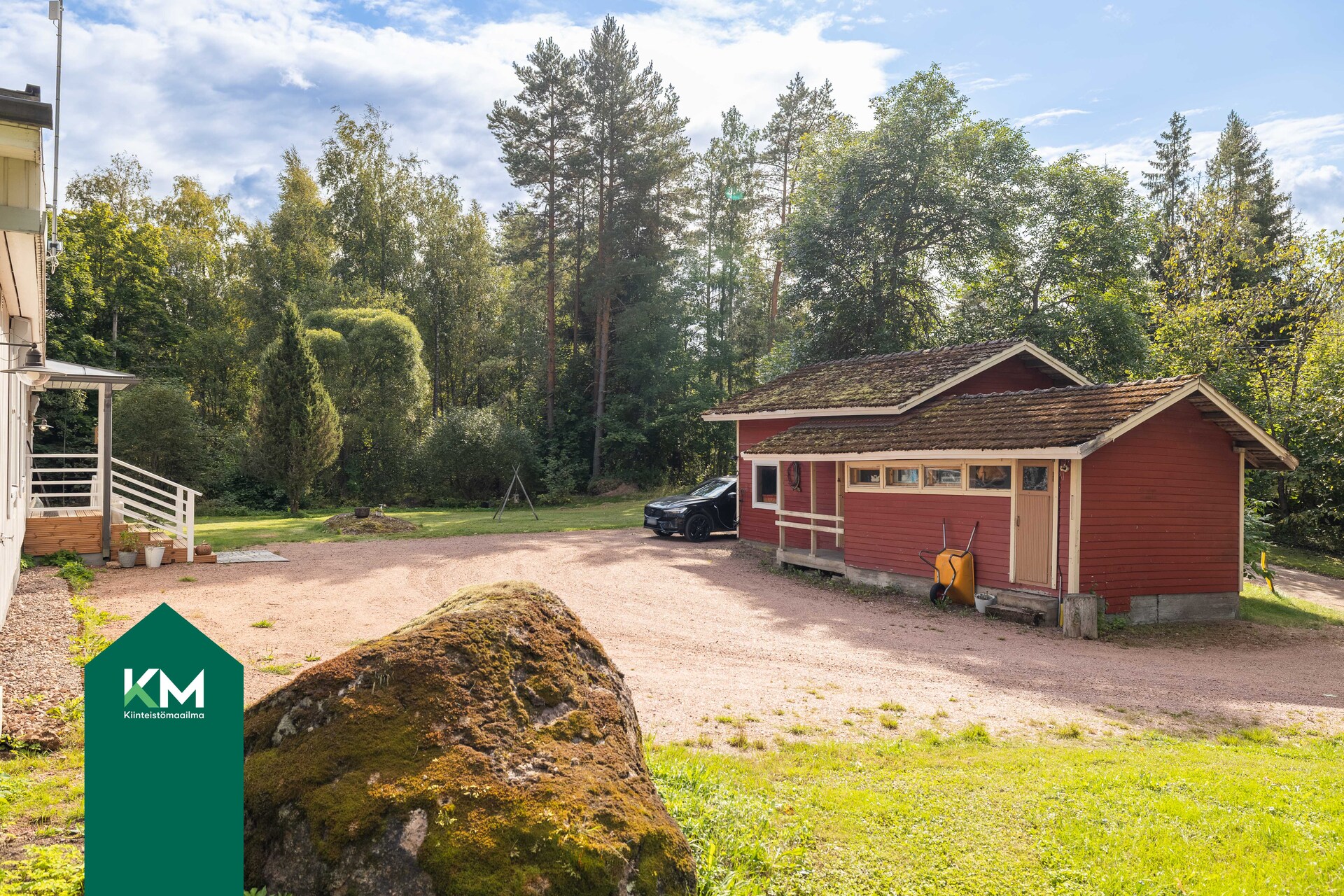 Talousrakennuksen päädyssä on puuvarasto