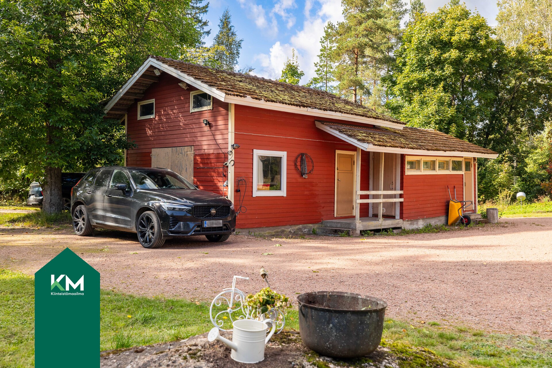 Talousrakennuksessa on hyvin säilytystilaa sekä "puolilämmin" varastohuone