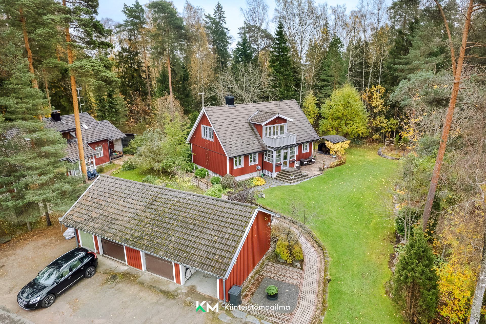 Talo sijaitsee päättyvän tien päässä ja tontti rajoittuu metsään.