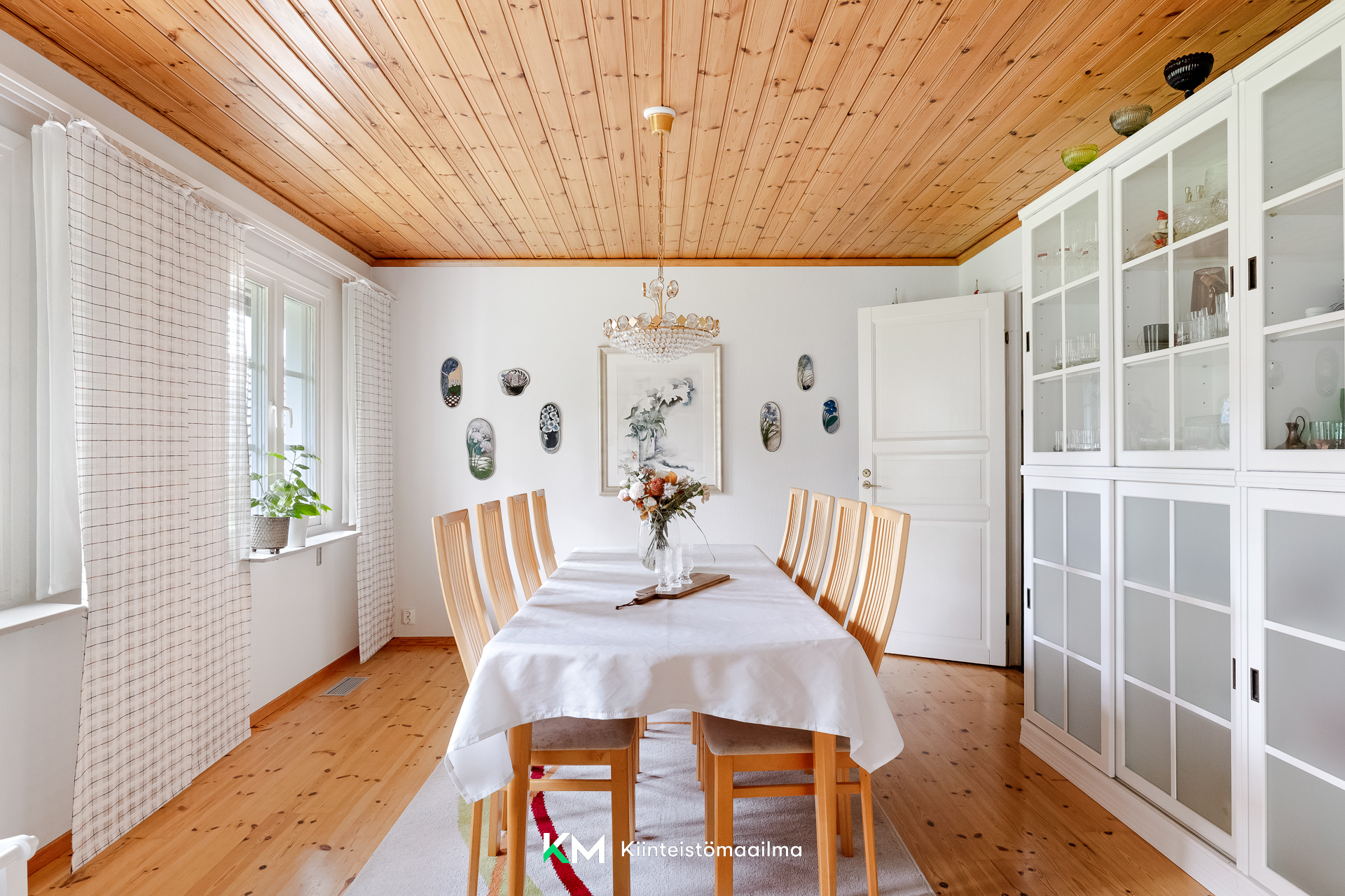 Ruokailuhuoneesta käynti keittiöön