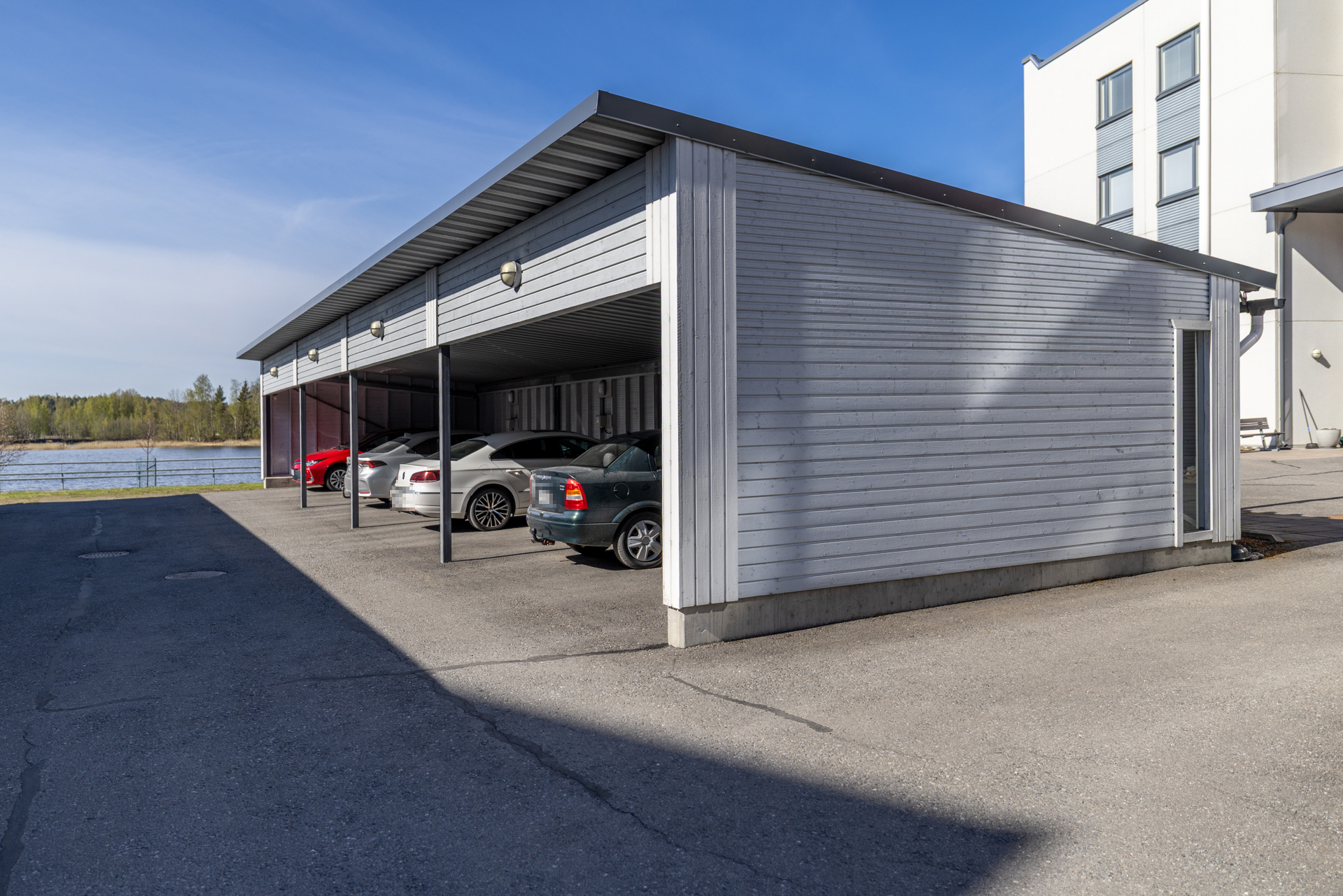 Asunnon yhteydessä myydään erillinen autokatospaikka hintaan 6000€