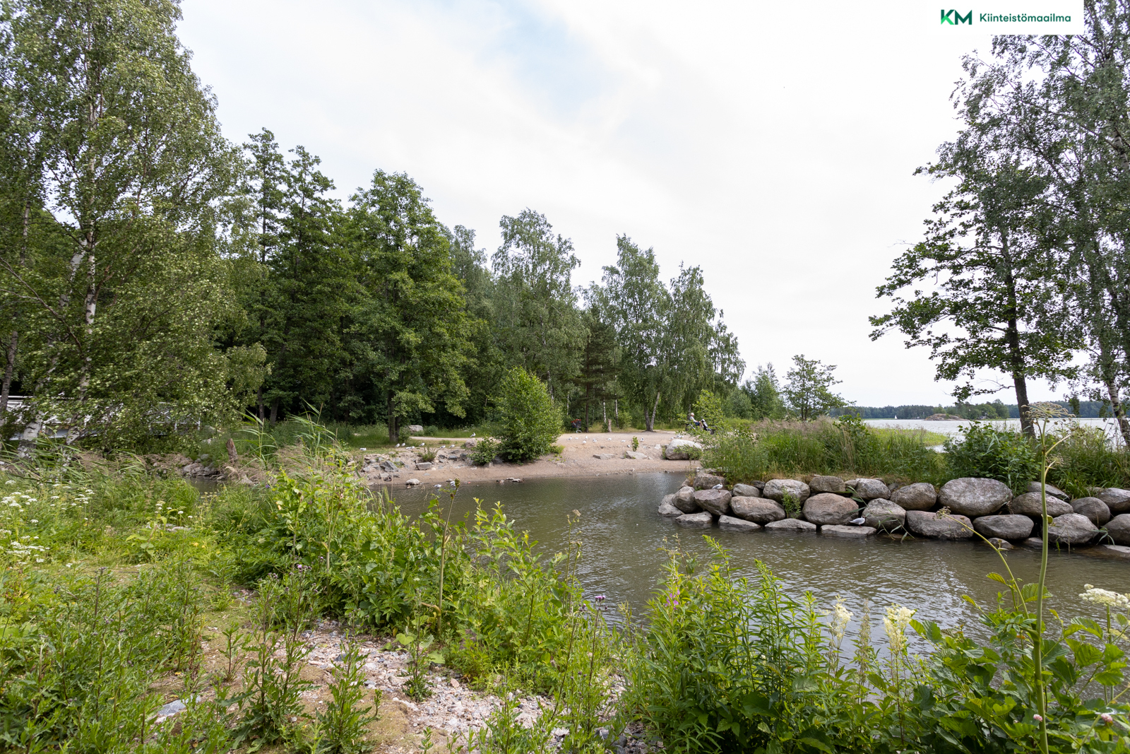 Meri kivenheiton päässä