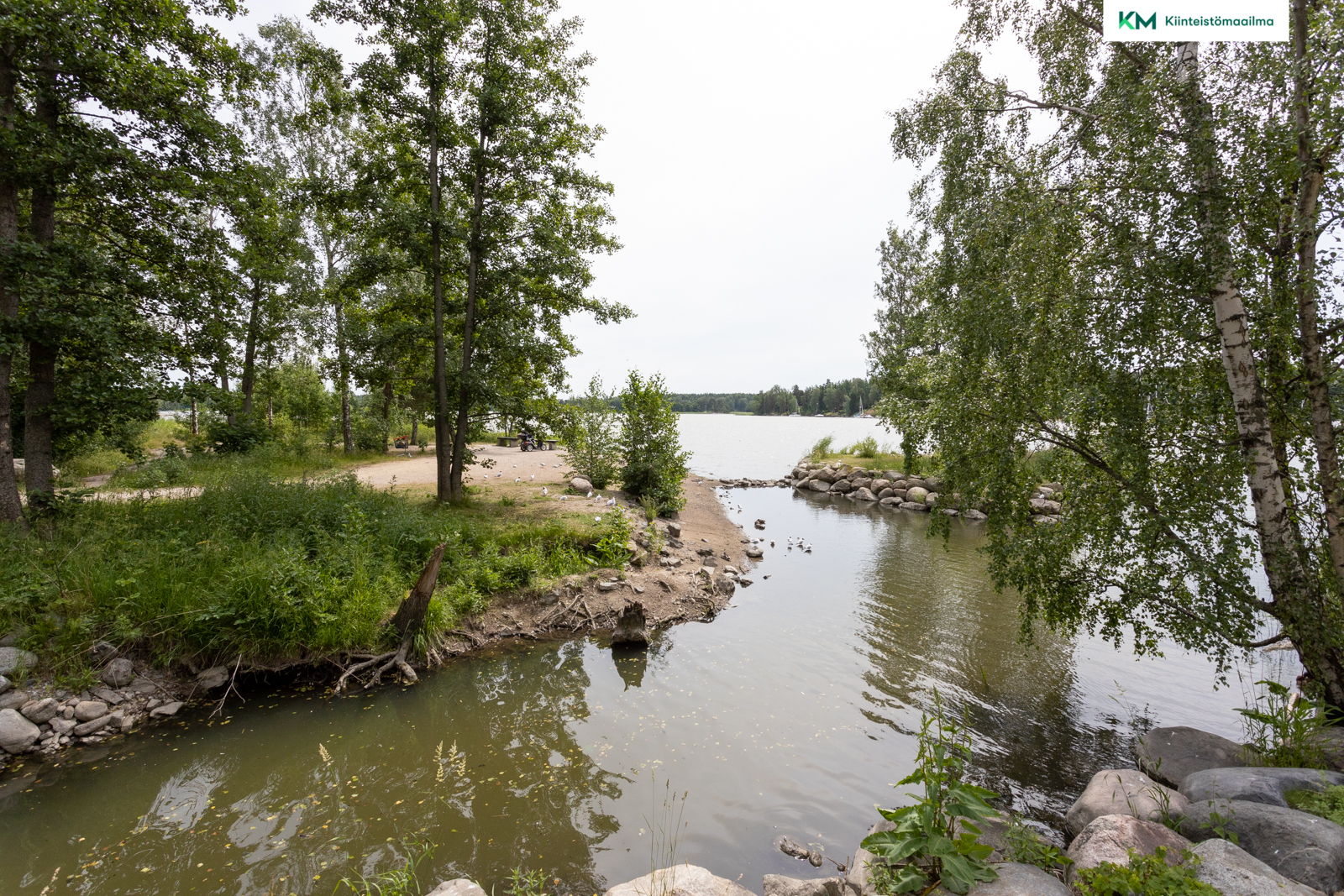Meri kivenheiton päässä