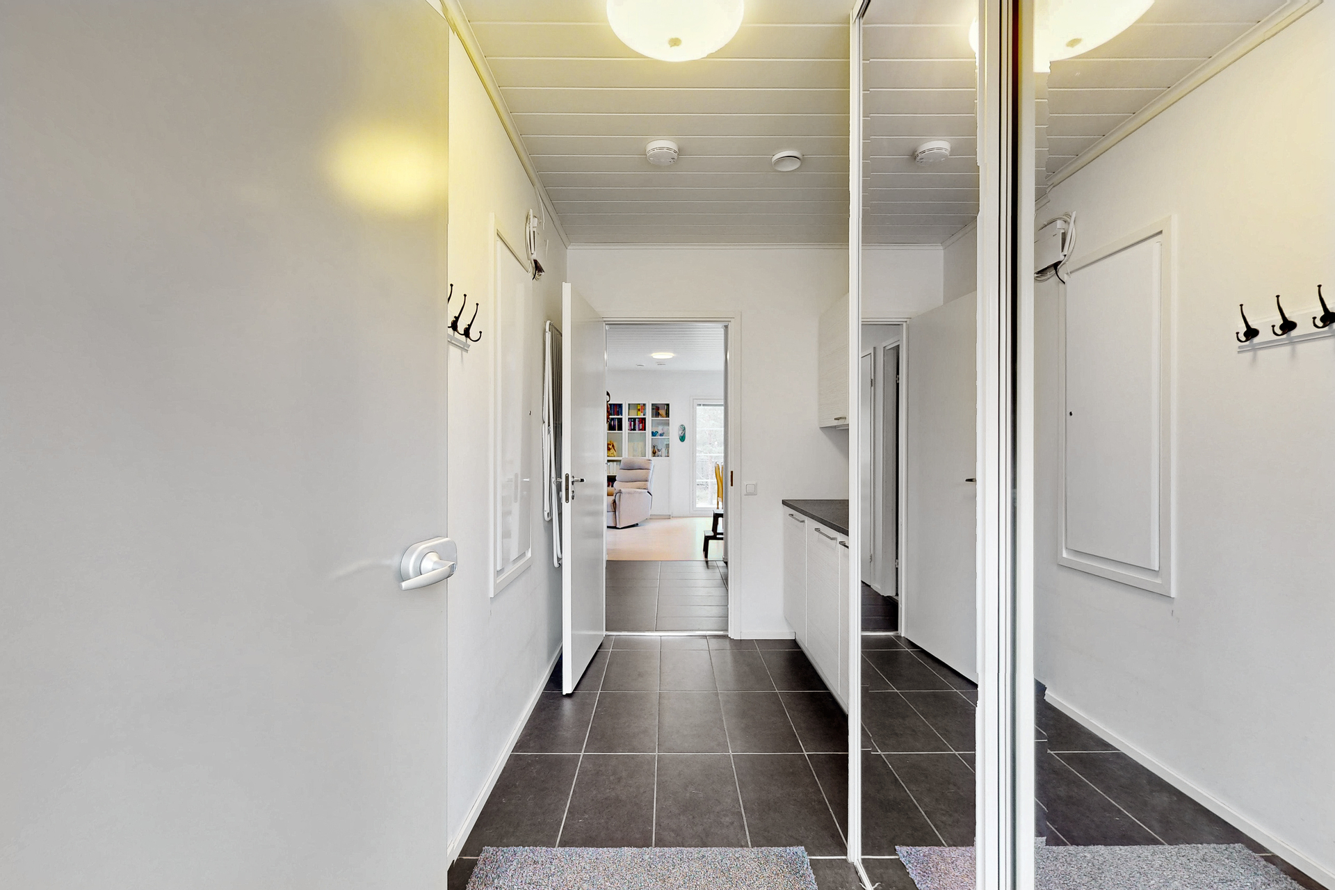 Kodinhoitohuoneen kautta kulku wc/kph ja sauna