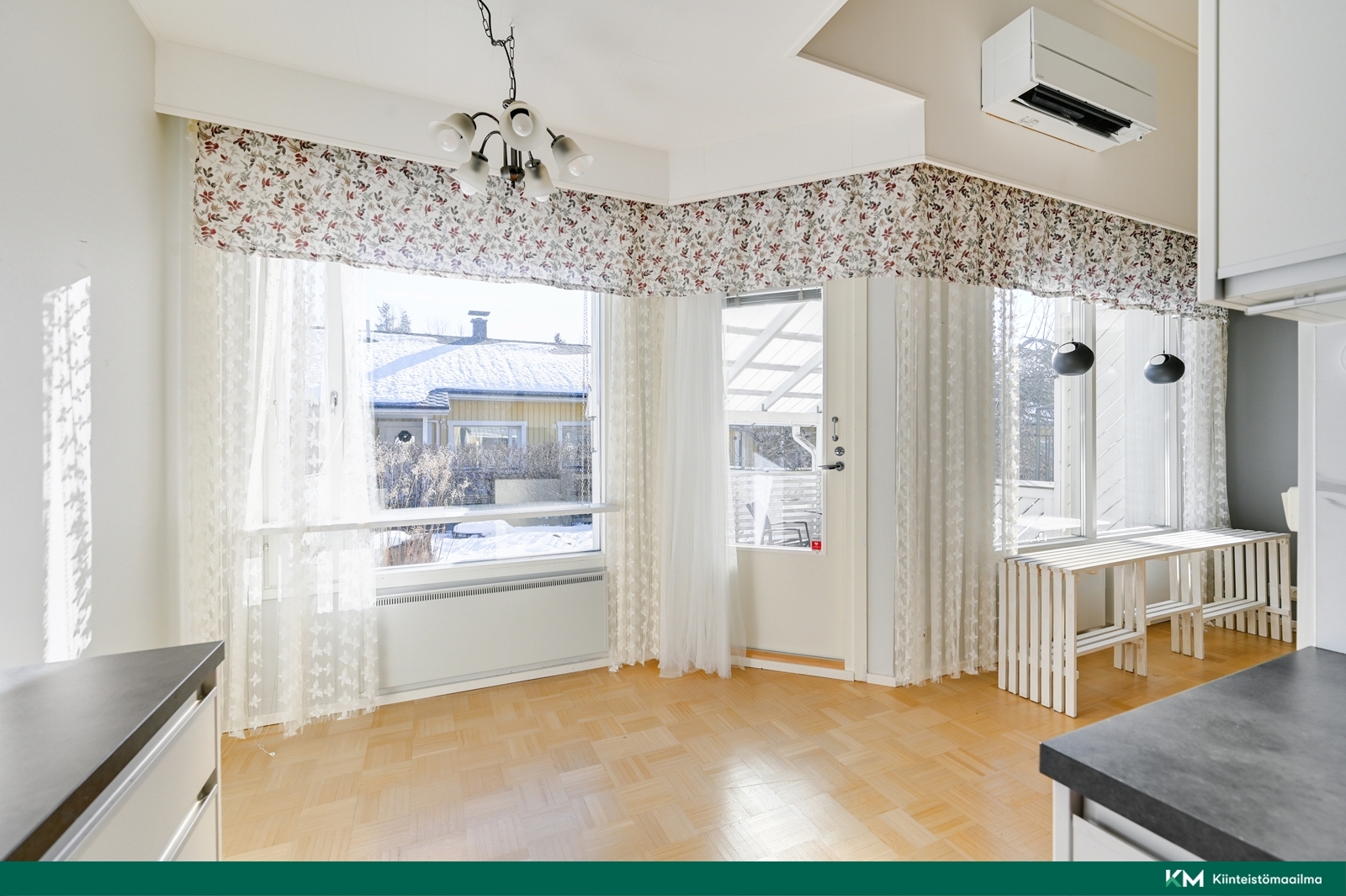 Olohuoneen ja ruokailutilassa on isot ikkunat.