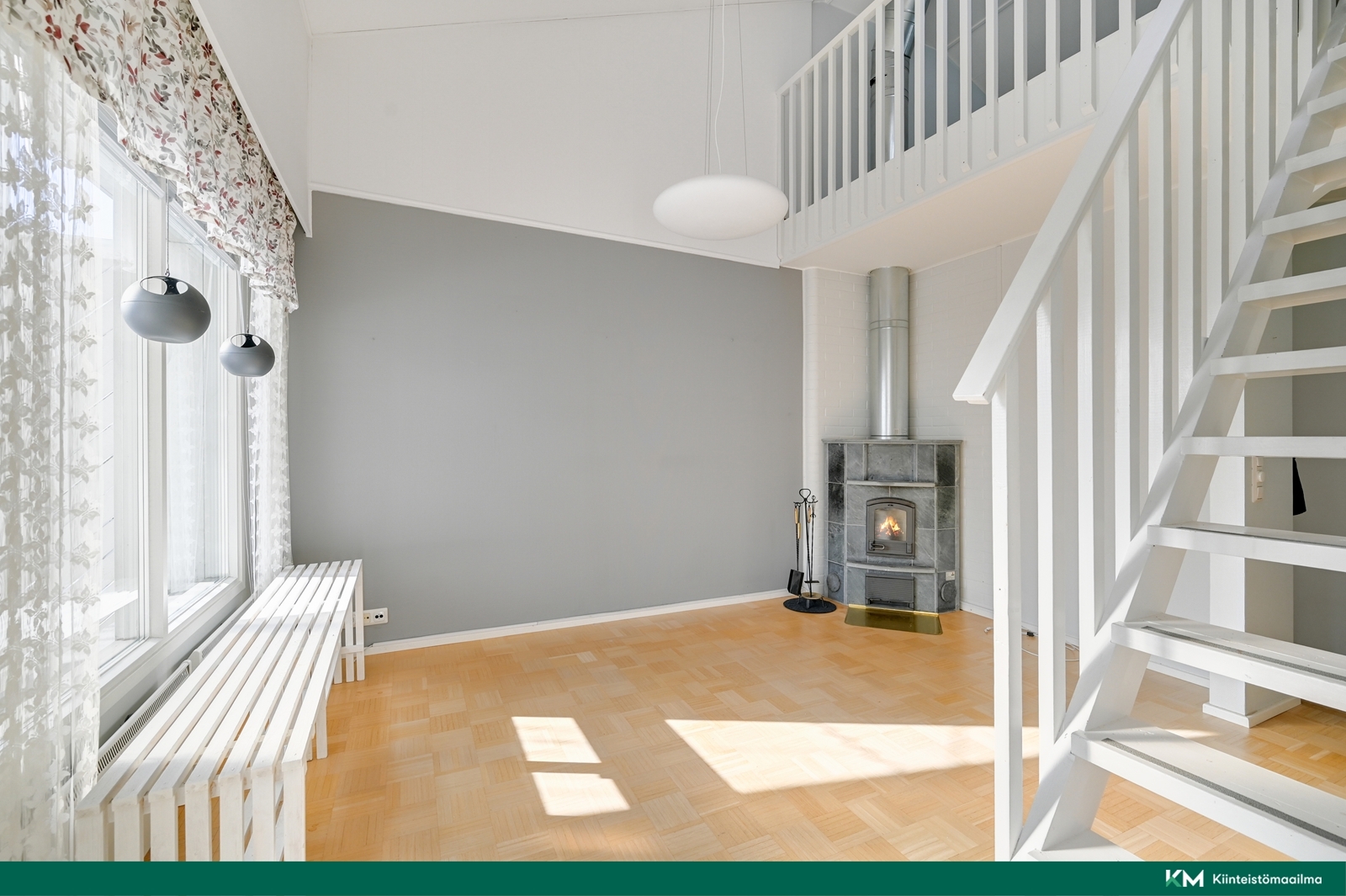 Olohuoneessa on korkea kattokorkeus.