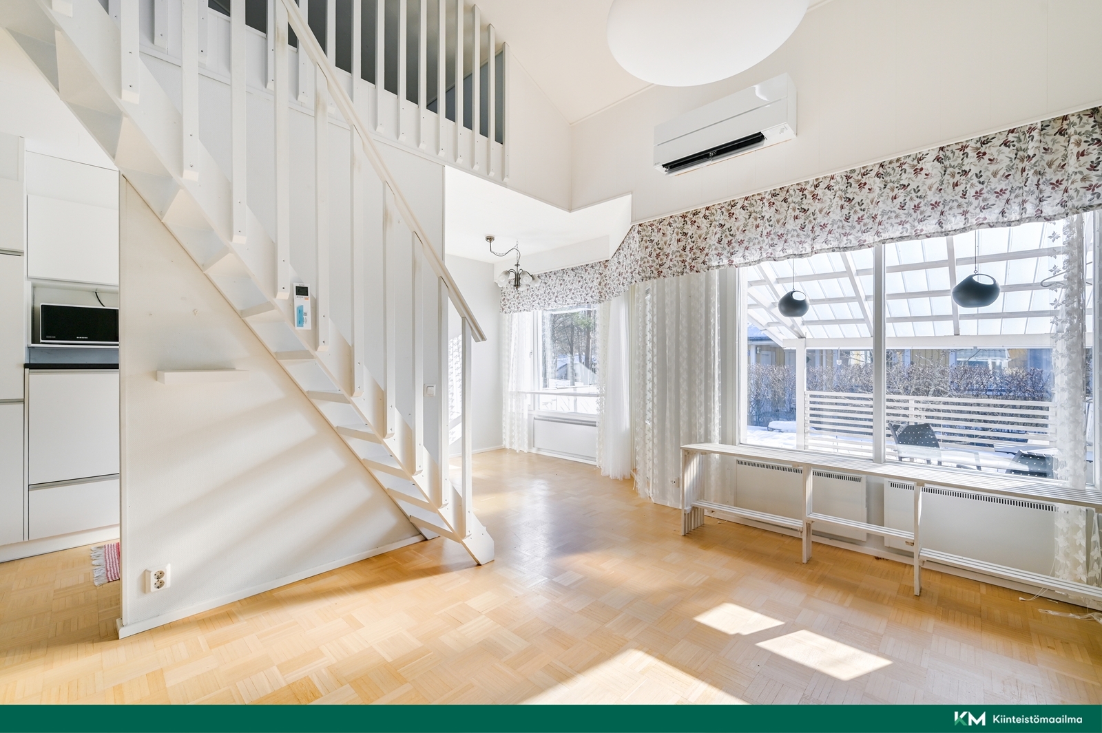 Parvelle on pääsy olohuoneesta vievistä portaista.