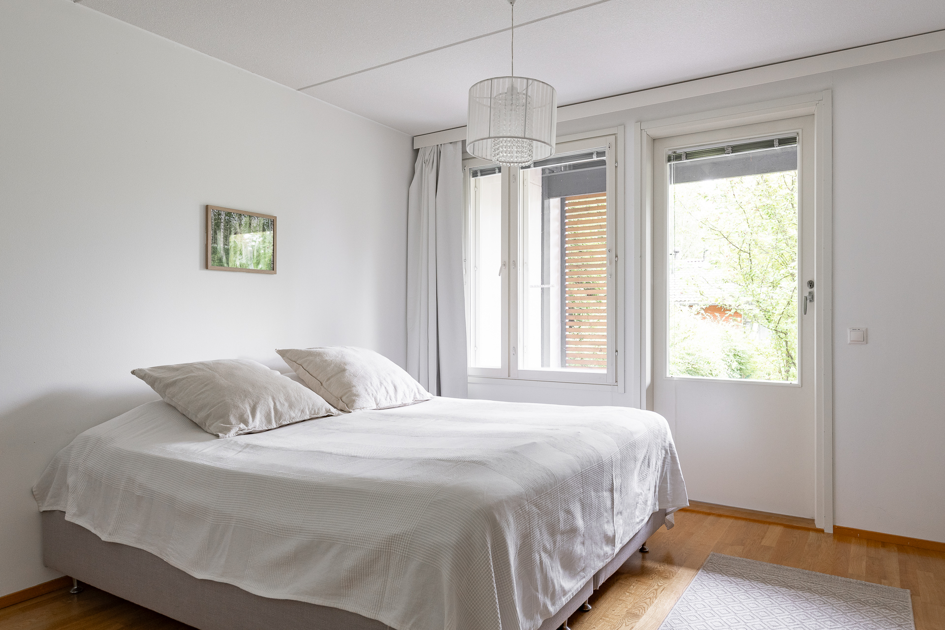 Alakerran 2. makuuhuoneesta käynti takapihalle