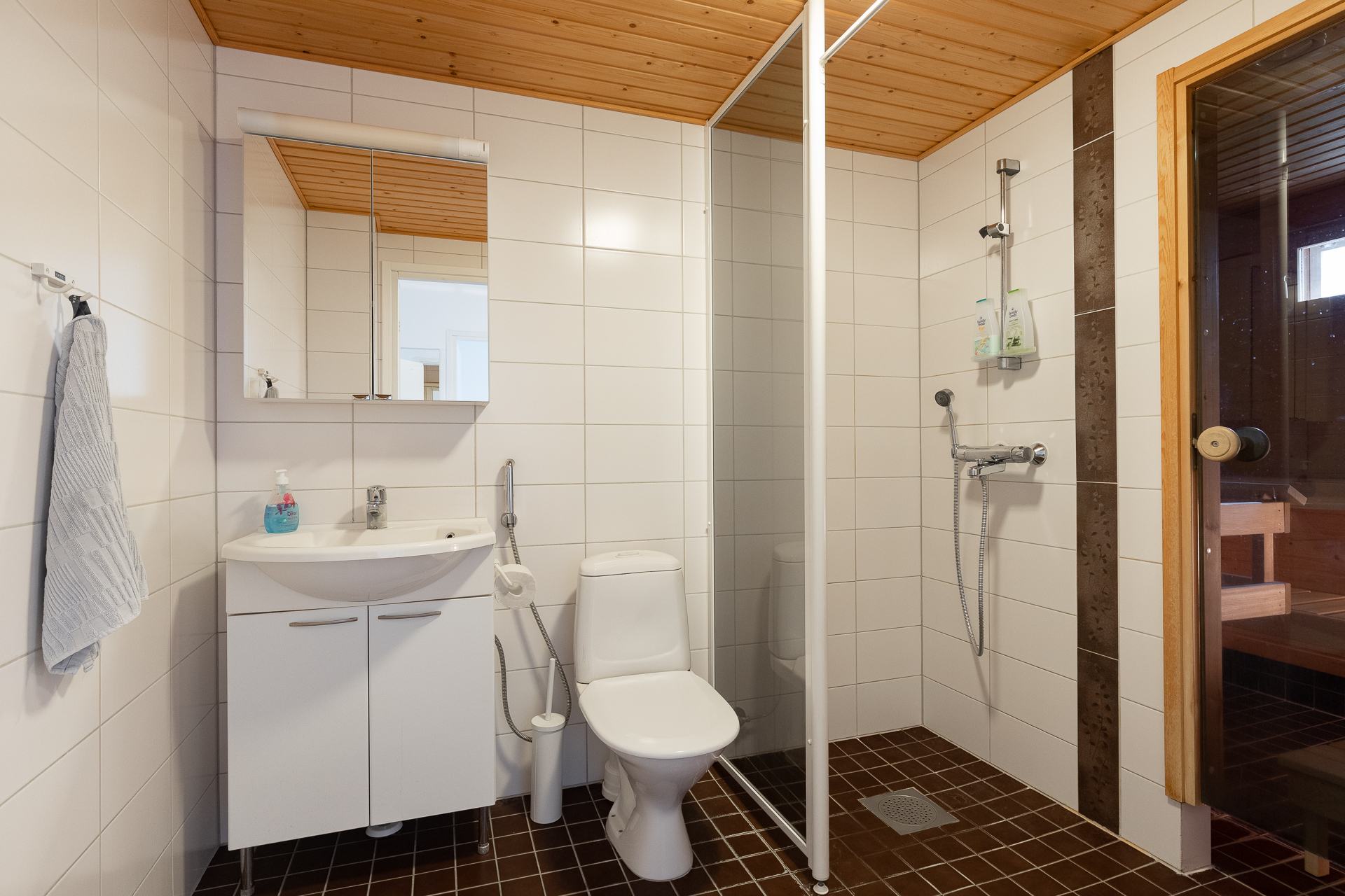 Yläkerran kylpyhuone