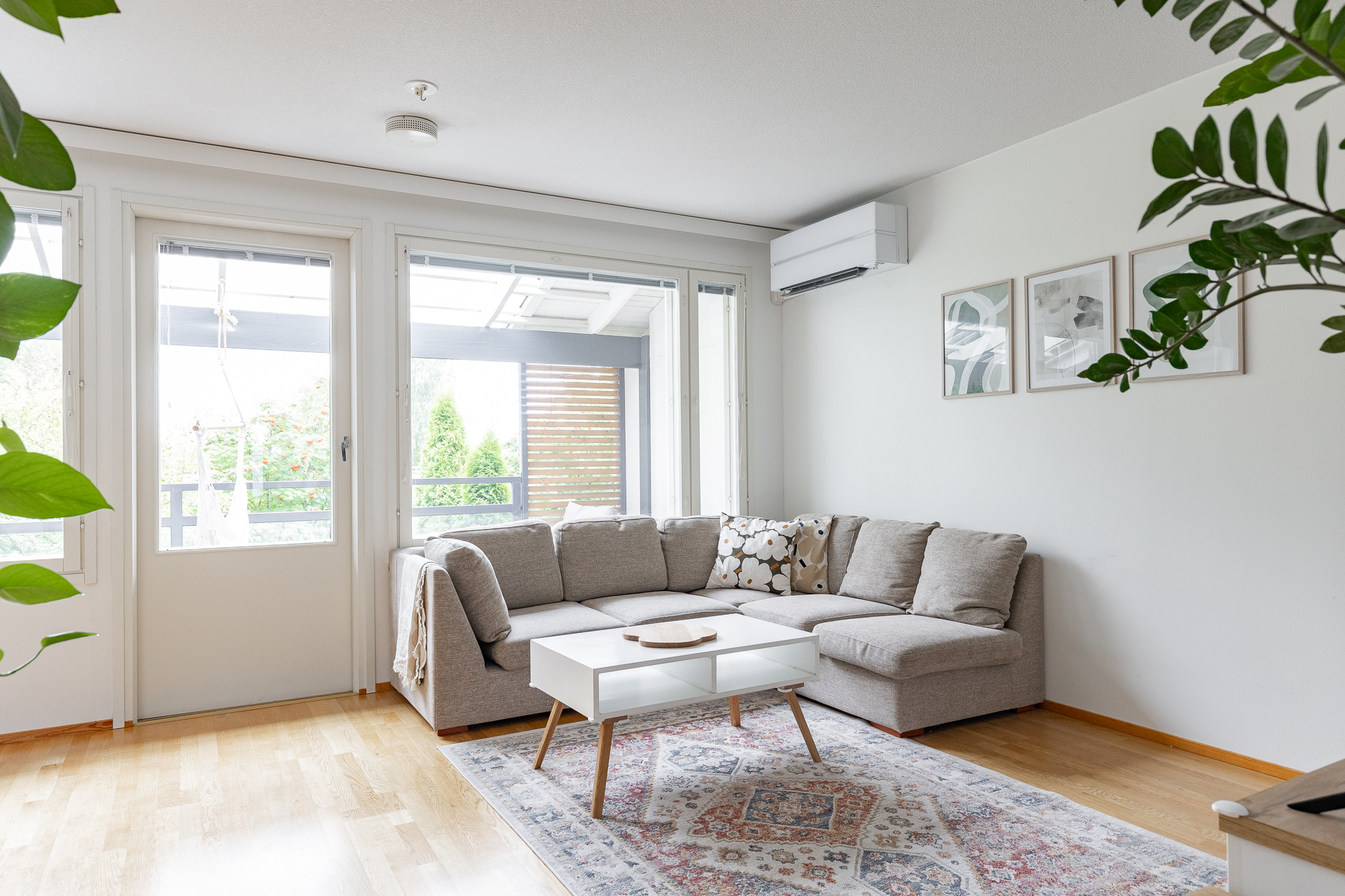 Olohuoneesta käynti parvekkeelle