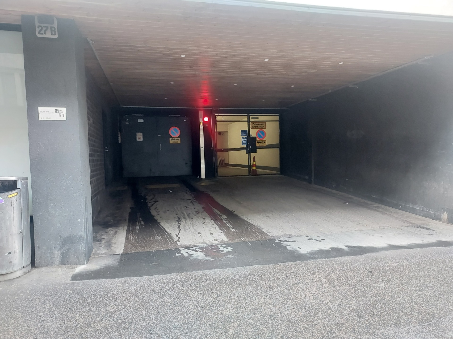Autohissillä autohalliin