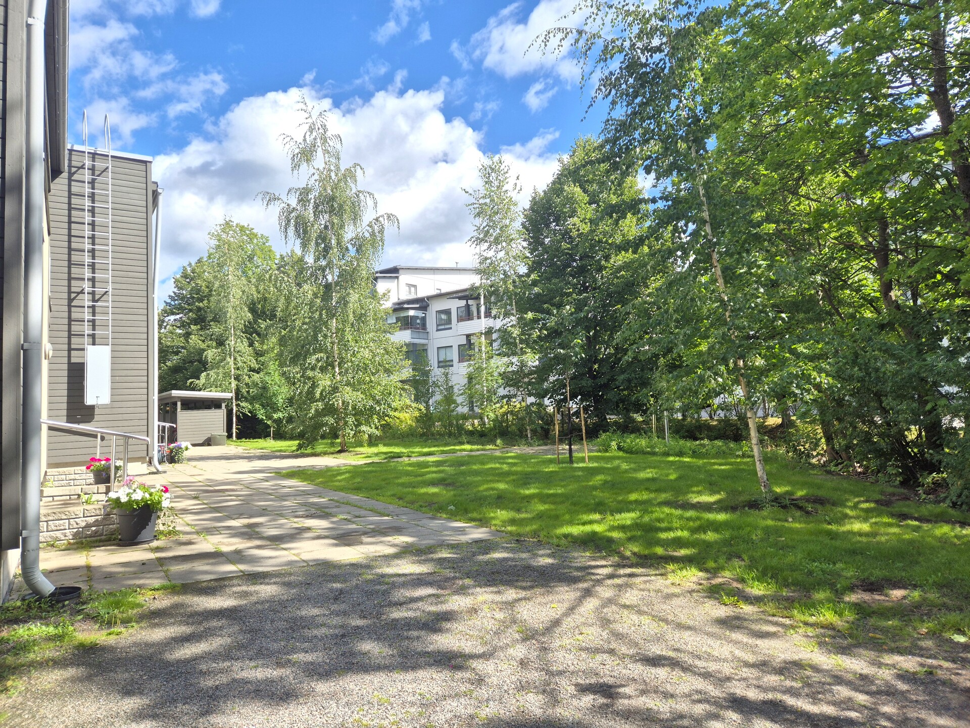 Yhtiöllä iso vehreä piha!