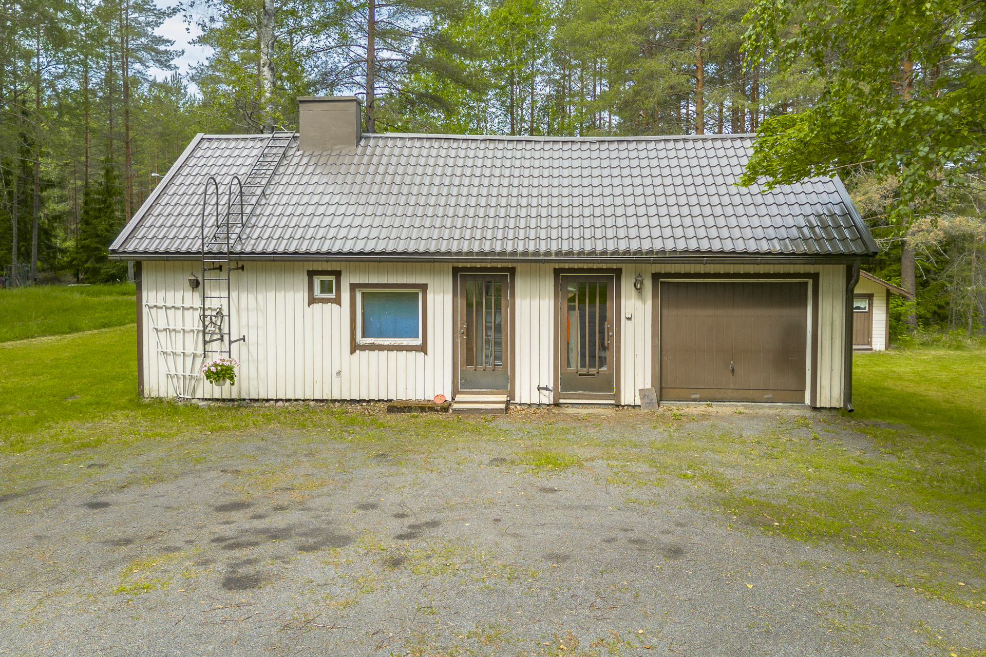 Talousrakennus, jossa autotalli, lämmin varasto, sauna ja takkahuone