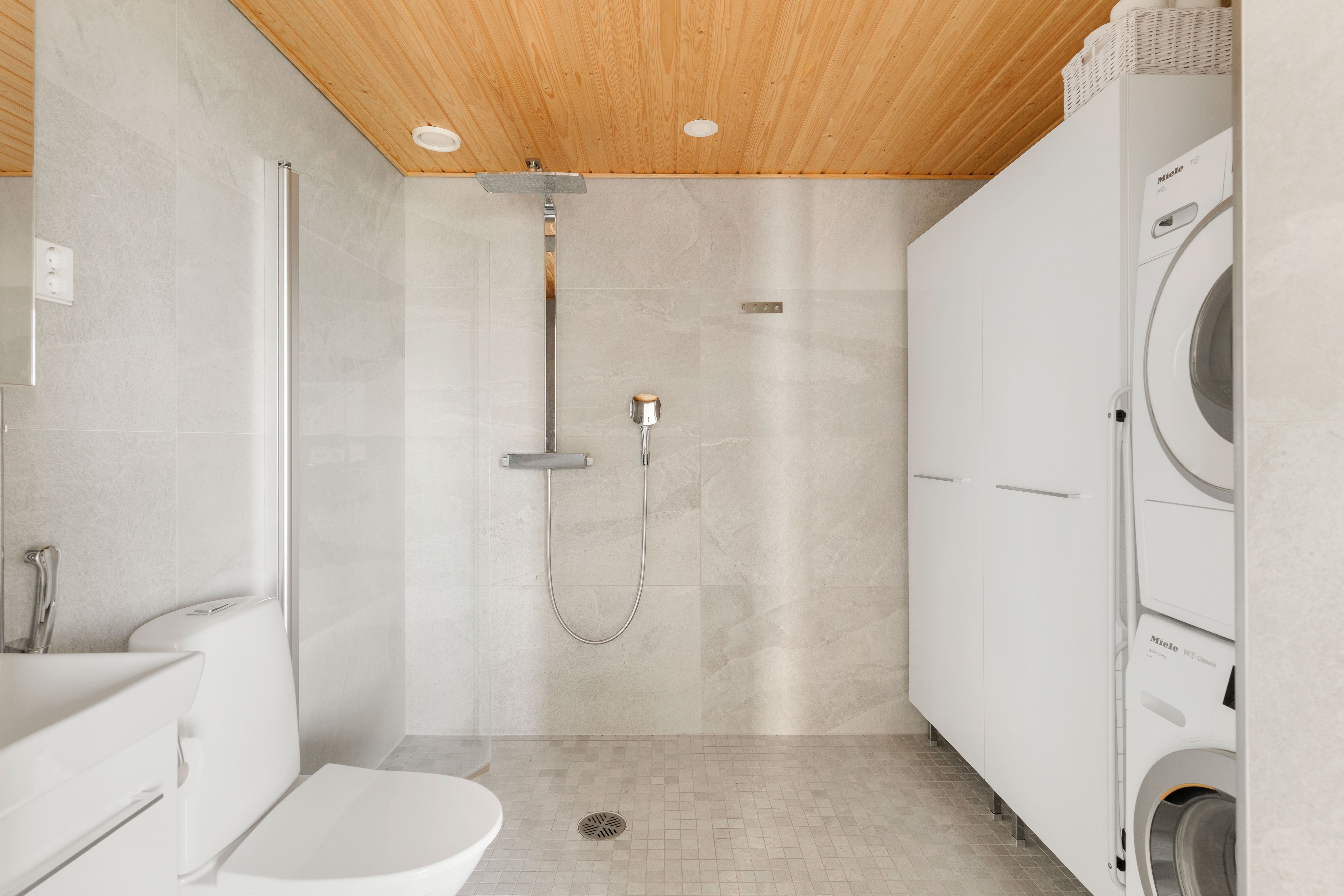 Tilava ja laadukas kylpyhuone