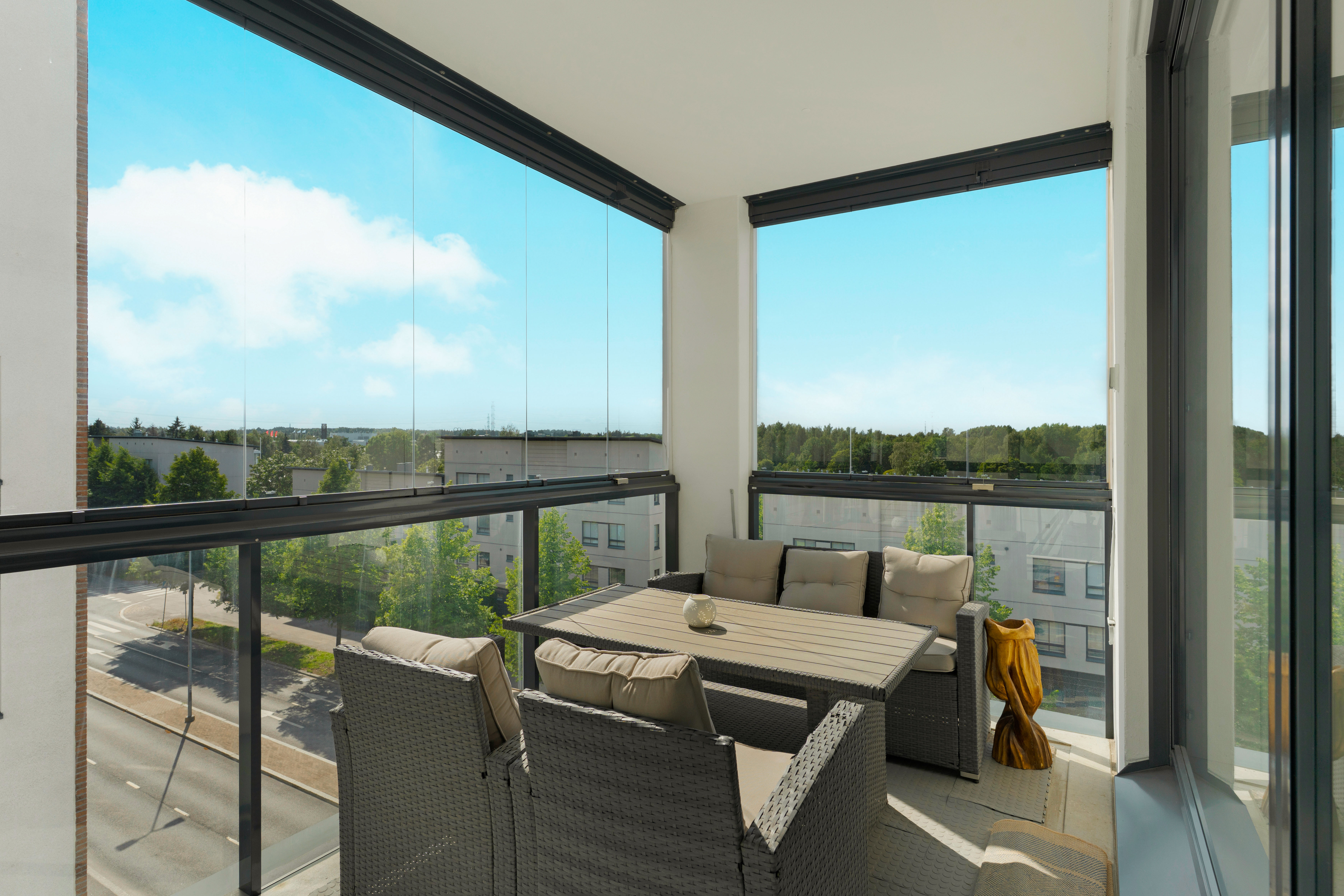 Näkymä kesällä tilavalta parvekkeelta