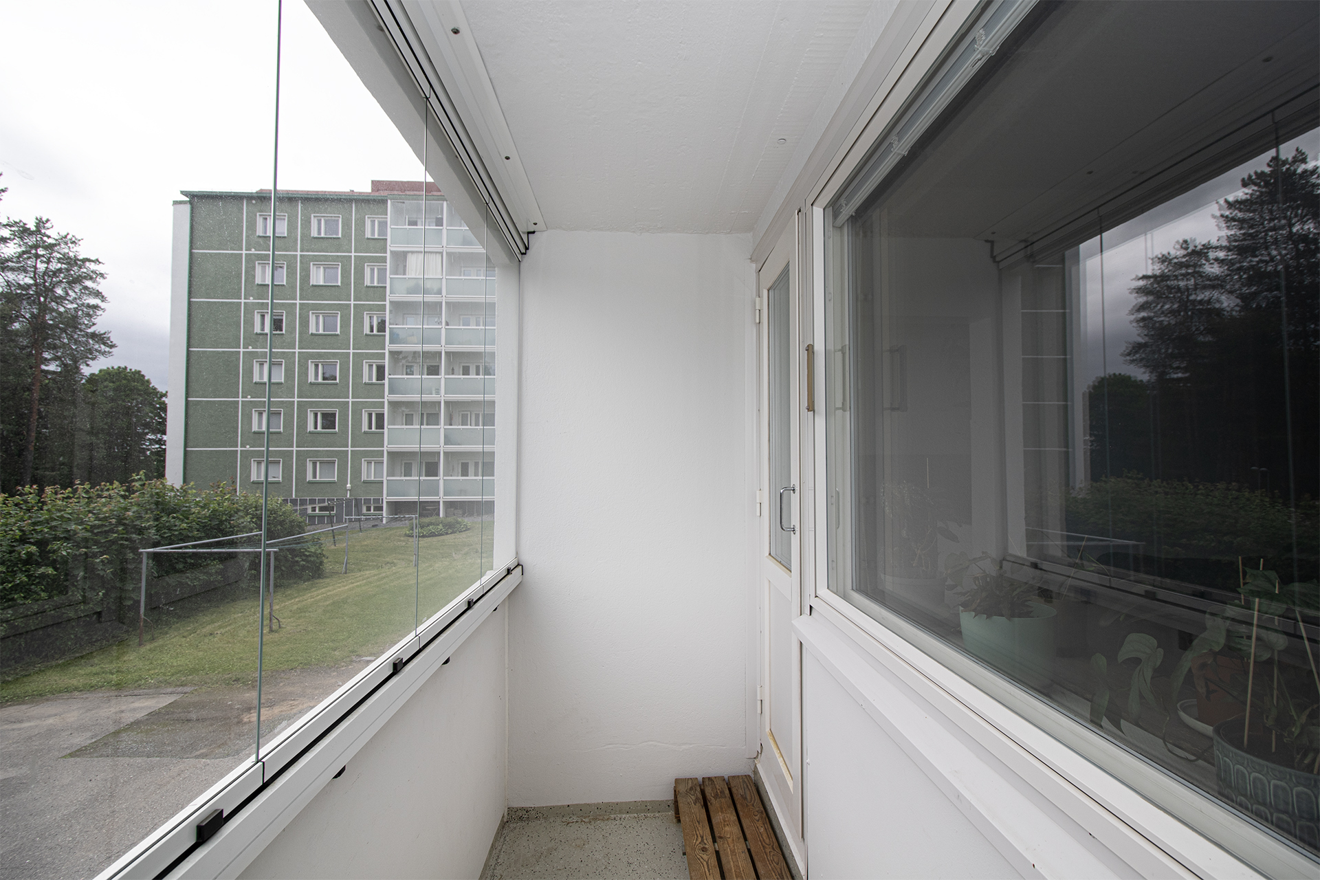 lasitettu parveke, minne käynti kodin olohuoneesta.