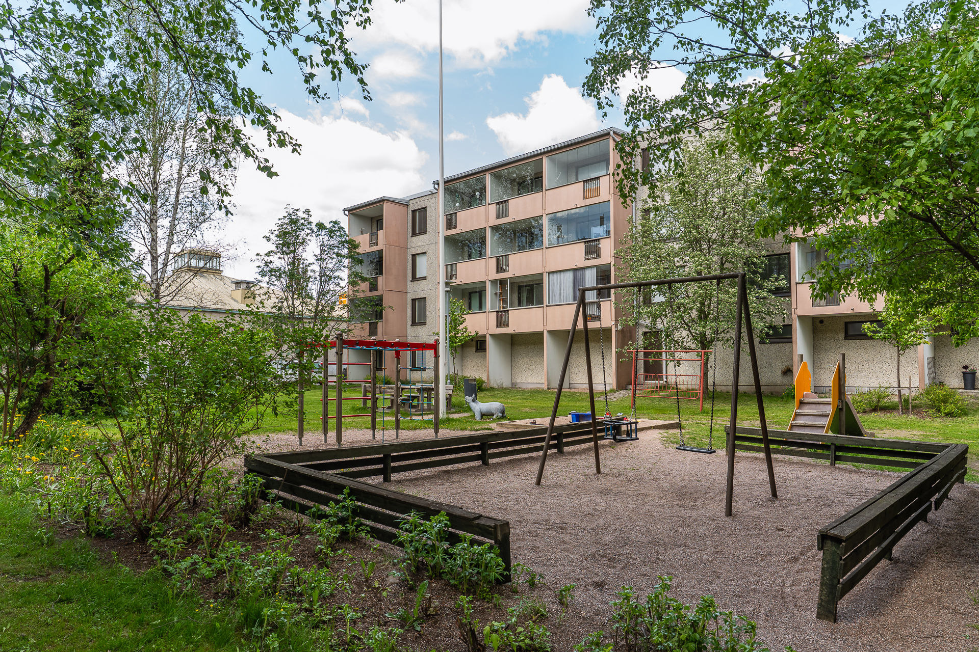 Julkisivu sisäpihalle