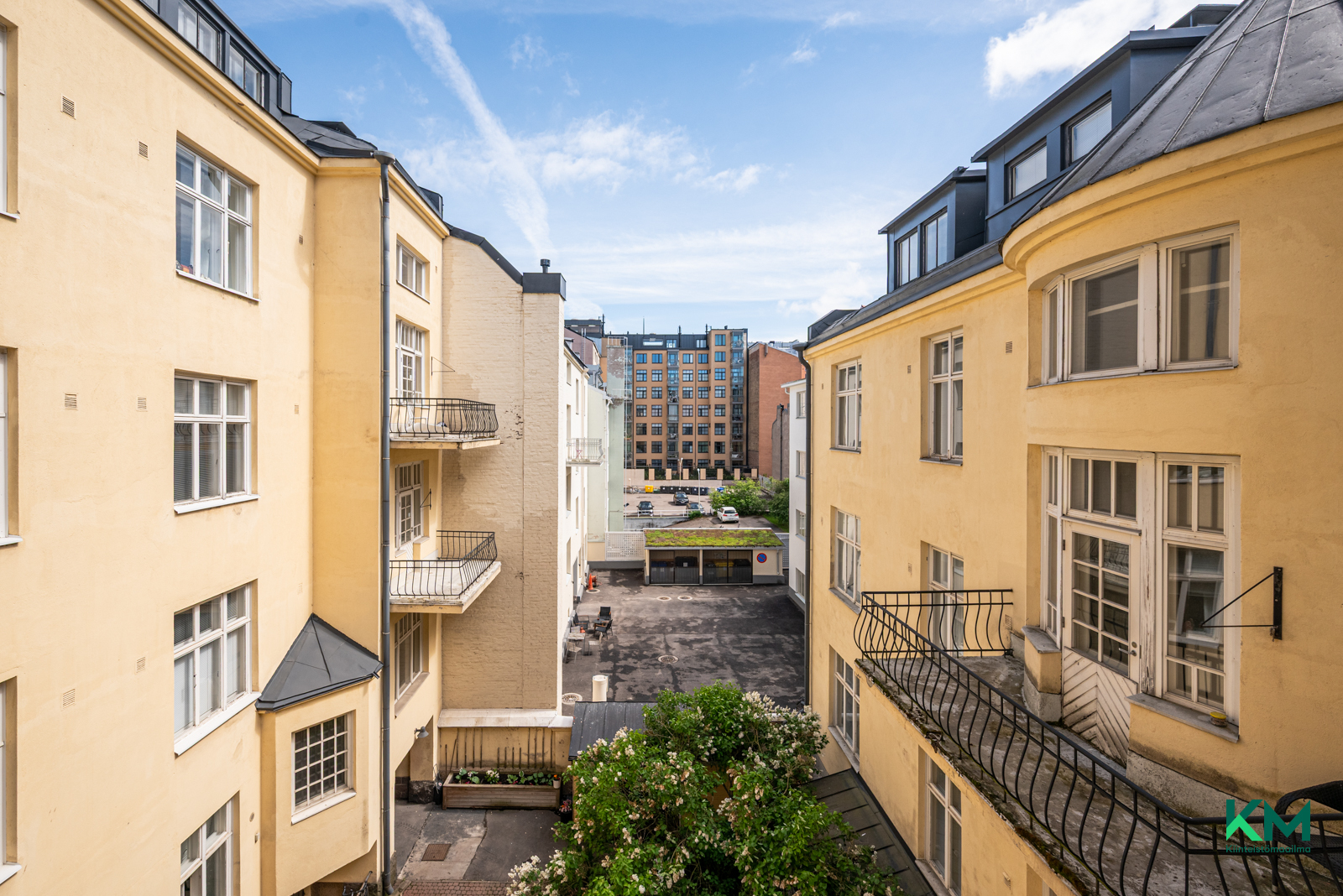 Näkymä asunnon ikkunoista itään päin sisäpihalle